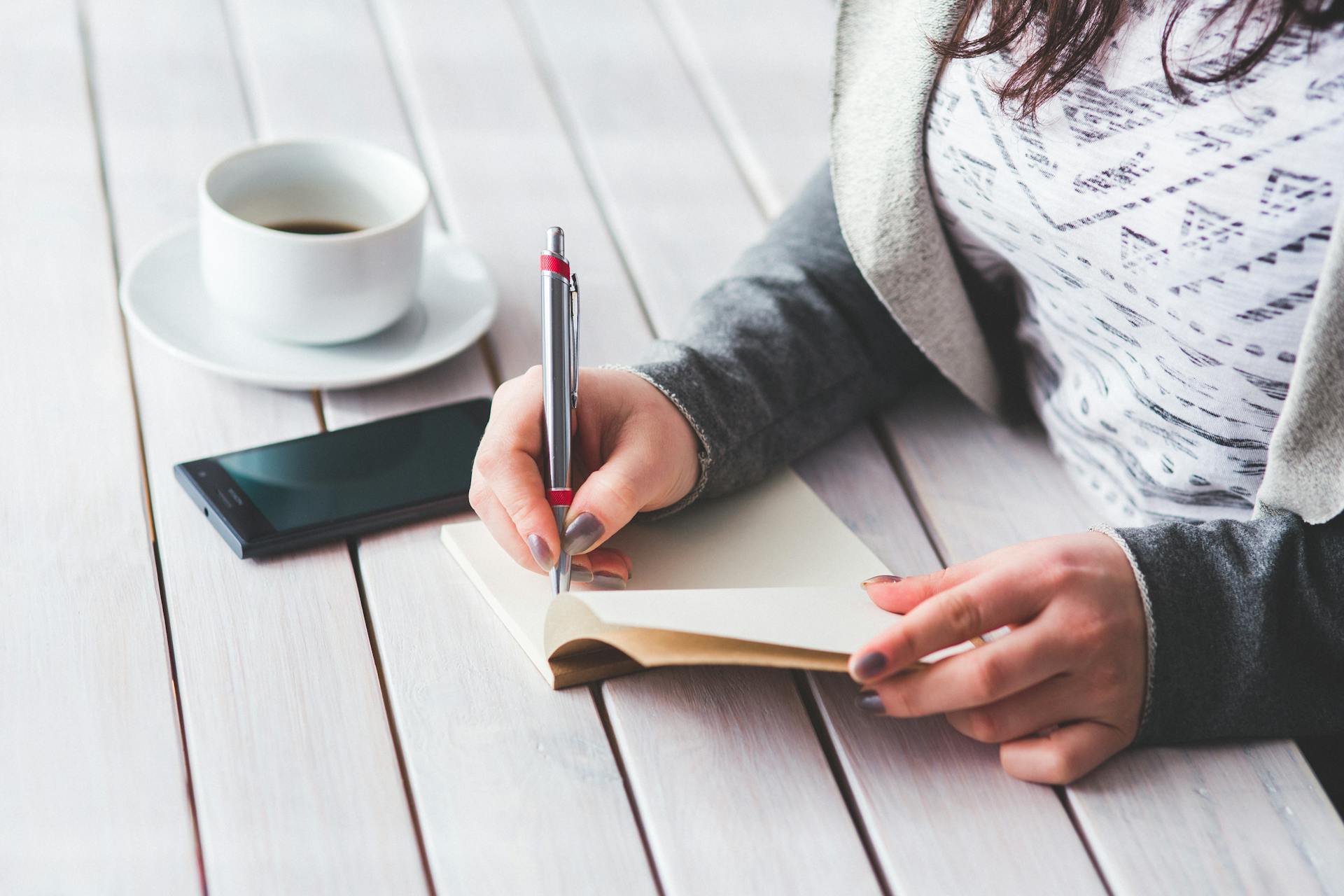 Une femme qui écrit dans un cahier | Source : Pexels
