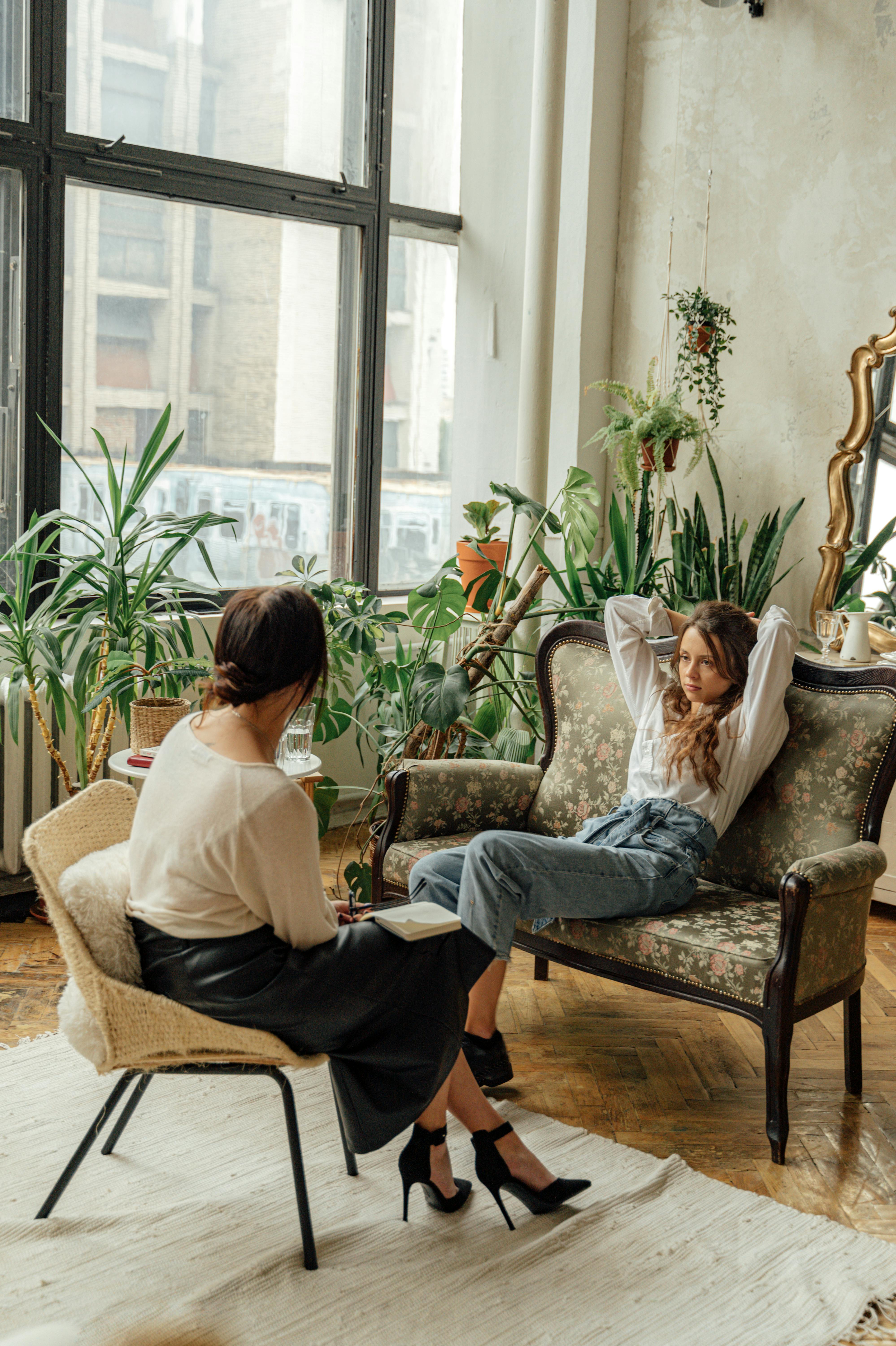 Deux femmes assises dans le bureau d'un conseiller | Source : Pexels