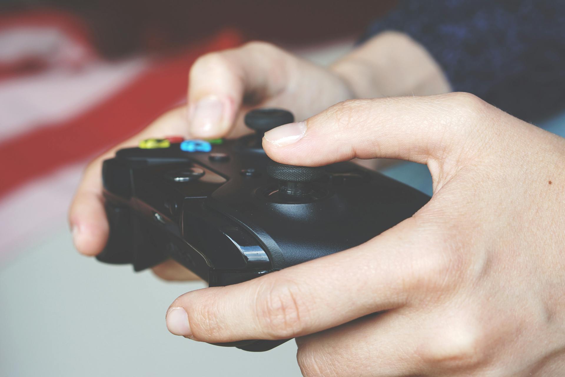 Un homme tenant une télécommande Xbox | Source : Pexels