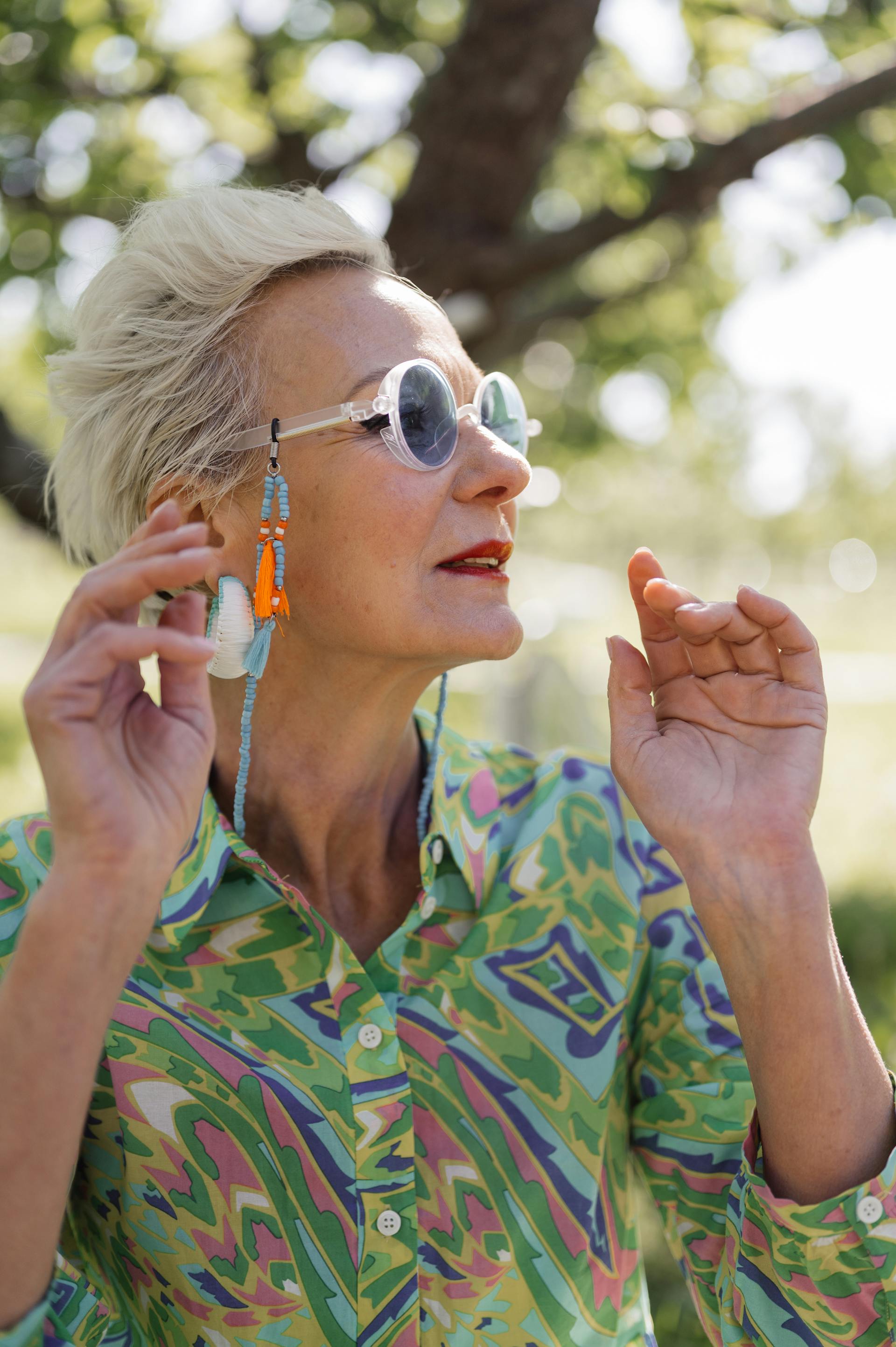 Une femme âgée portant des lunettes de soleil regarde quelqu'un | Source : Pexels
