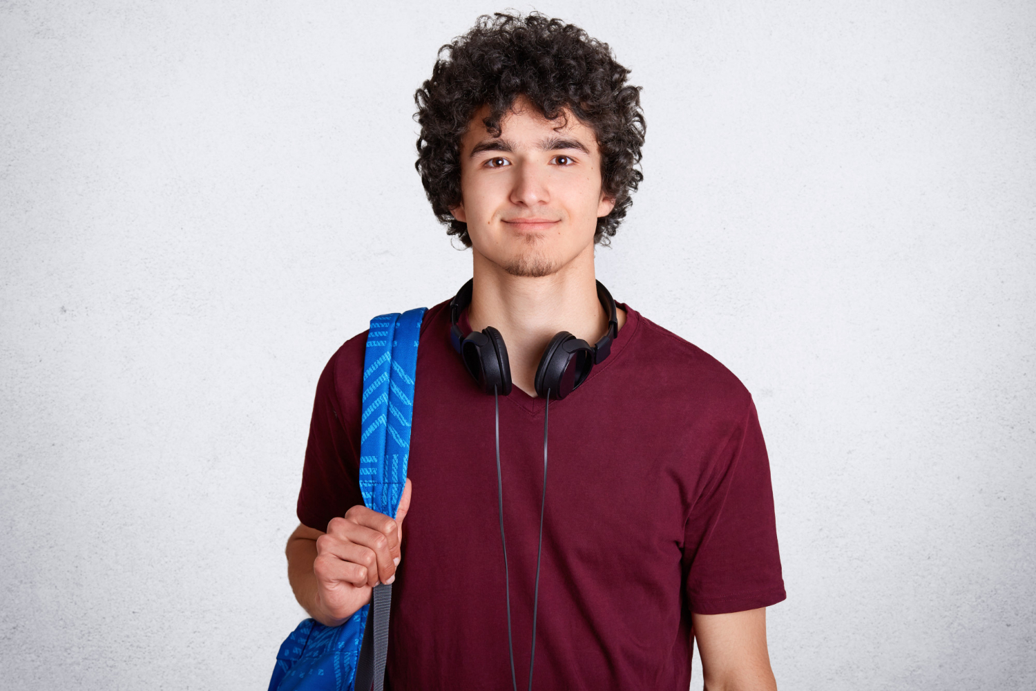 Un jeune homme tenant son sac à dos | Source : Freepik