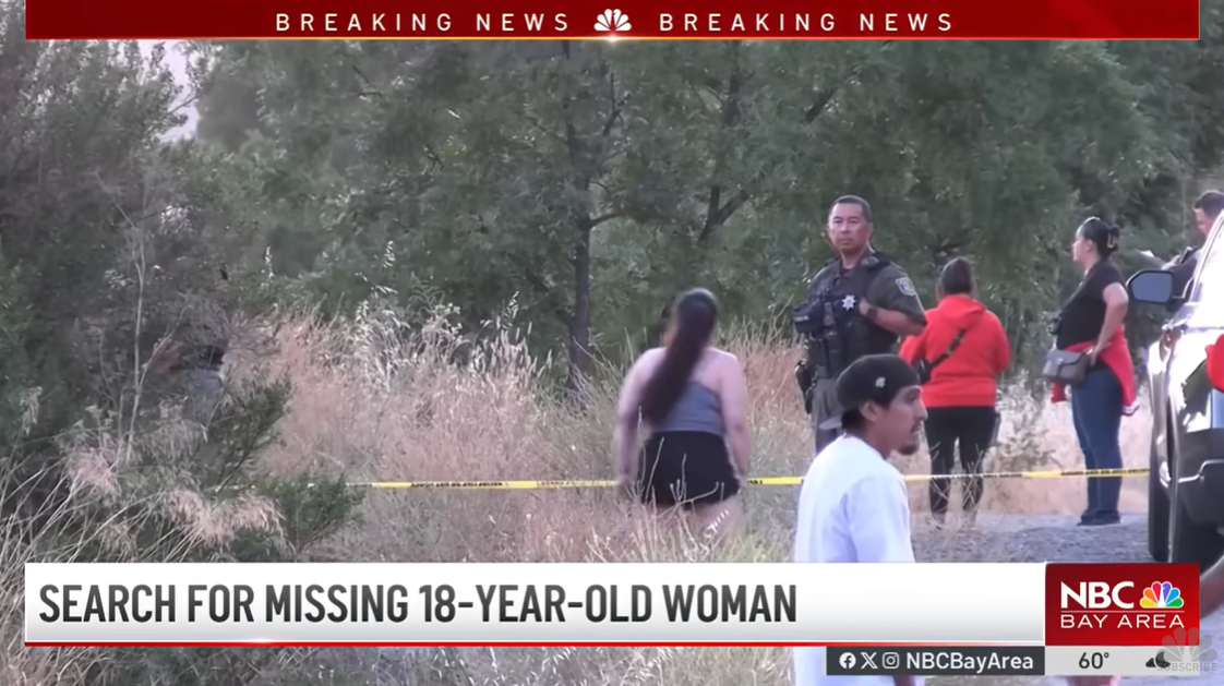 Des membres de la communauté et les forces de l'ordre effectuent des recherches près du lac Anderson pendant l'enquête sur la disparition de Marissa DiNapoli, d'après une vidéo postée le 3 juillet 2025 | Source : YouTube/NBCBayArea
