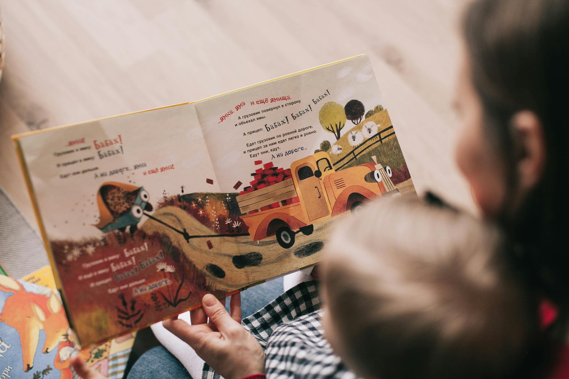 Une femme lisant un livre à un enfant en bas âge | Source : Pexels