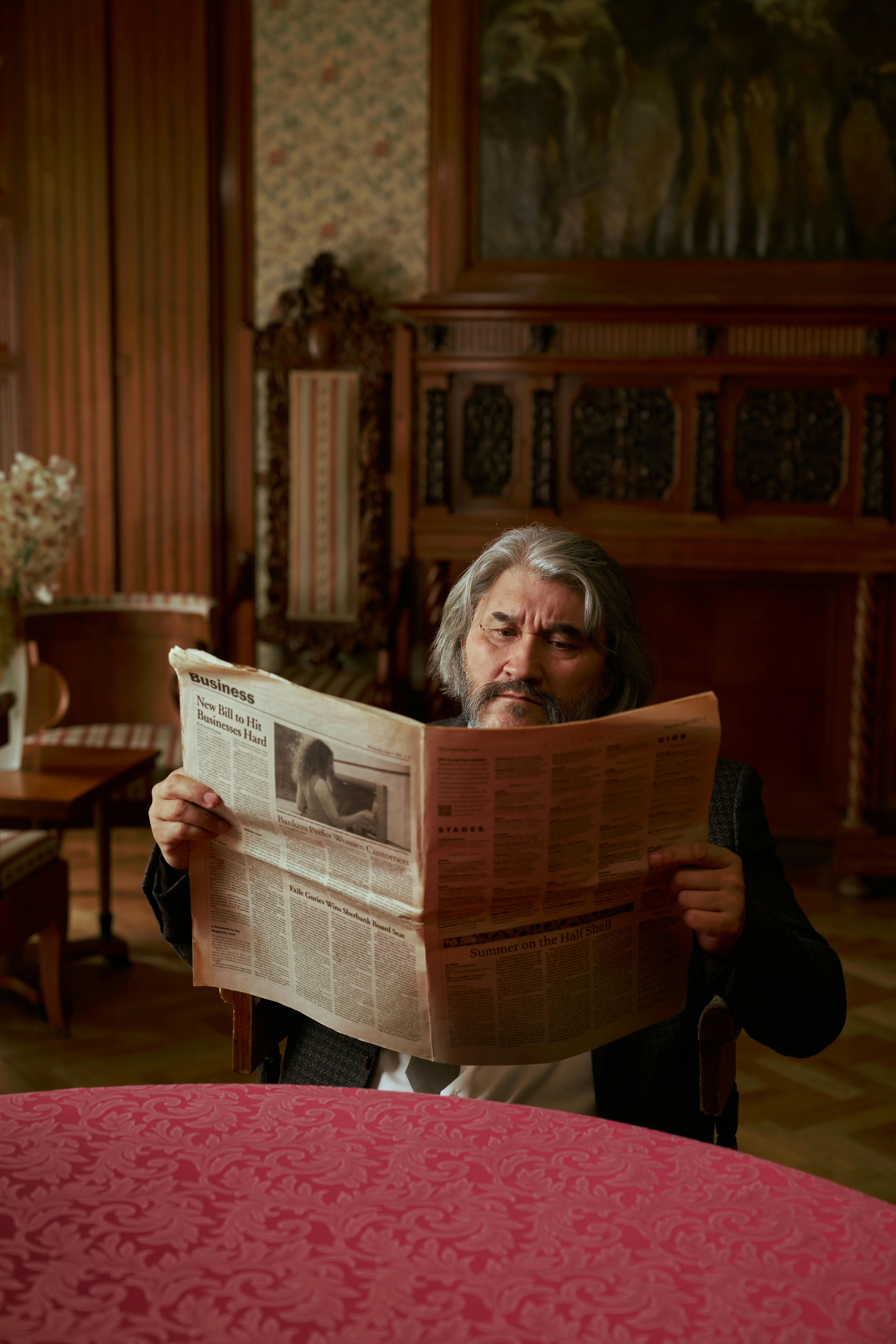 Un homme lisant un journal | Source : Pexels