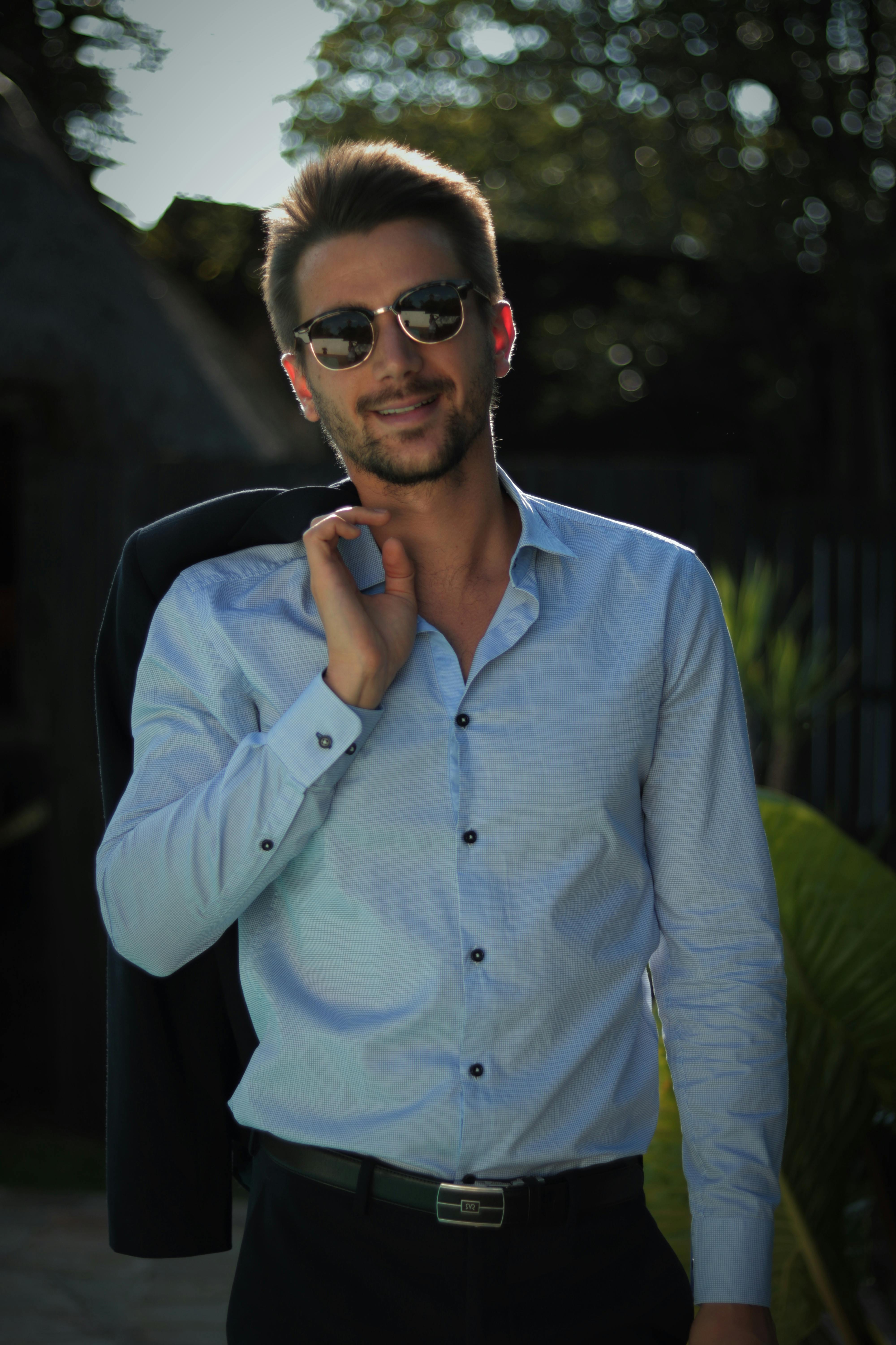 Homme élégant avec une veste | Source : Pexels
