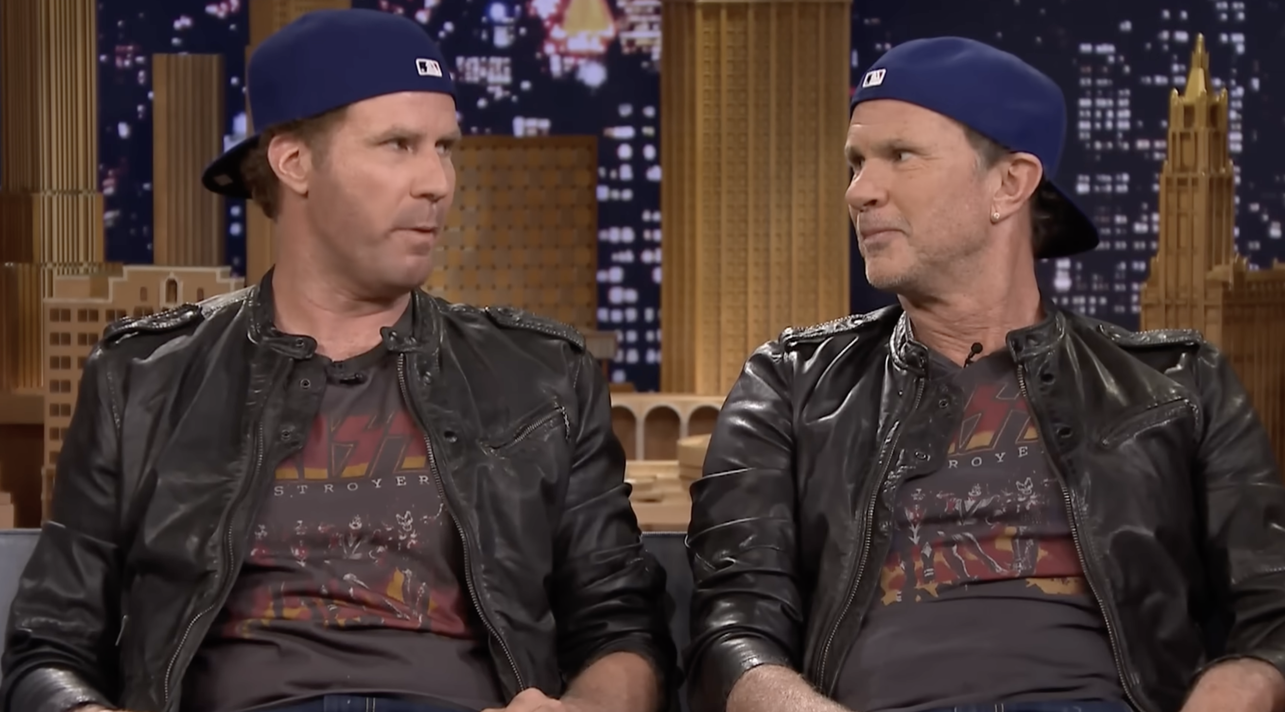 Will Ferrell et Chad Smith s'affrontent pour le titre de meilleur batteur dans « The Tonight Show ». | Source : YouTube/TheTonightShowStarringJimmyFallon