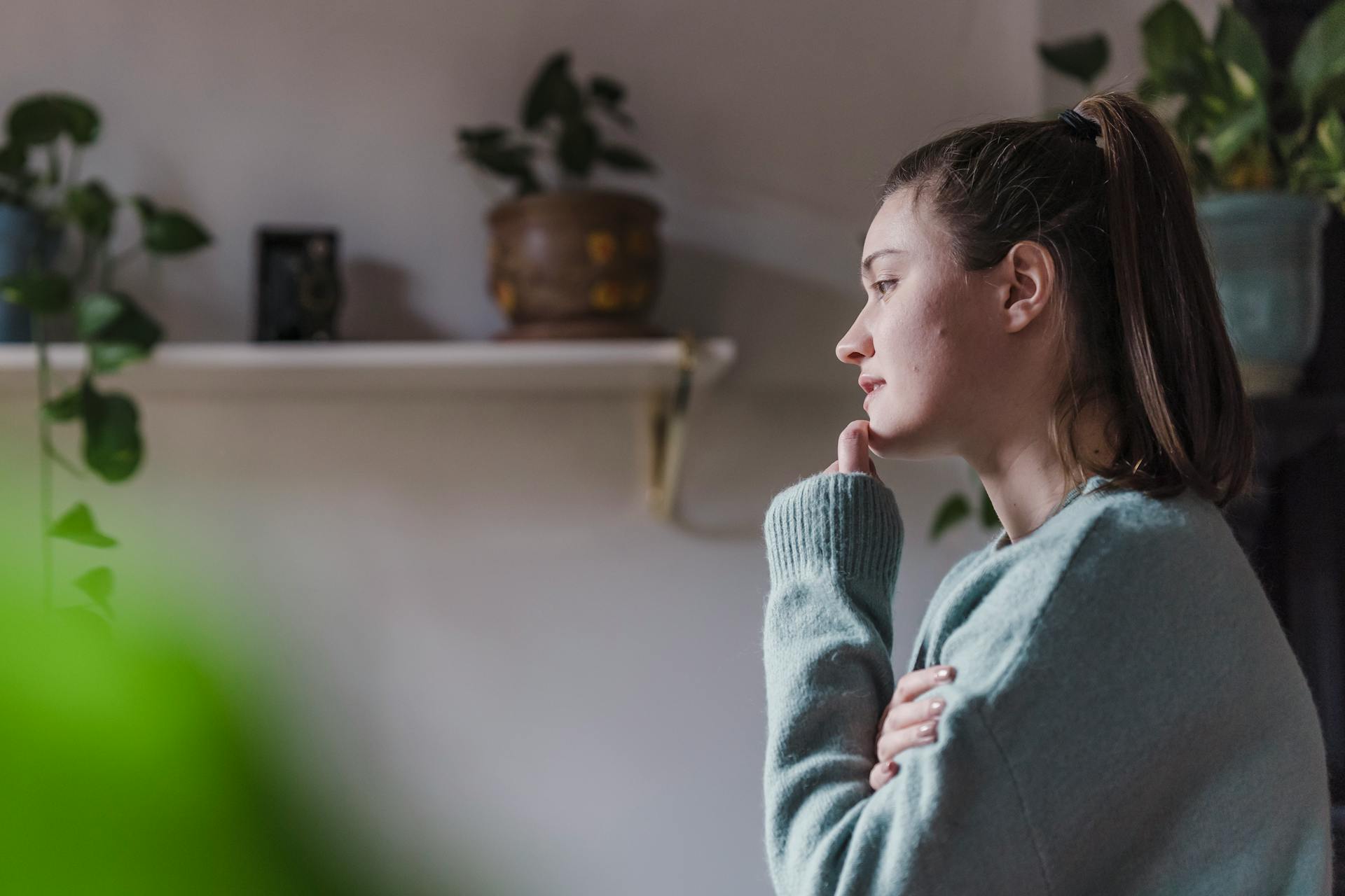 Une femme pensive | Source : Pexels