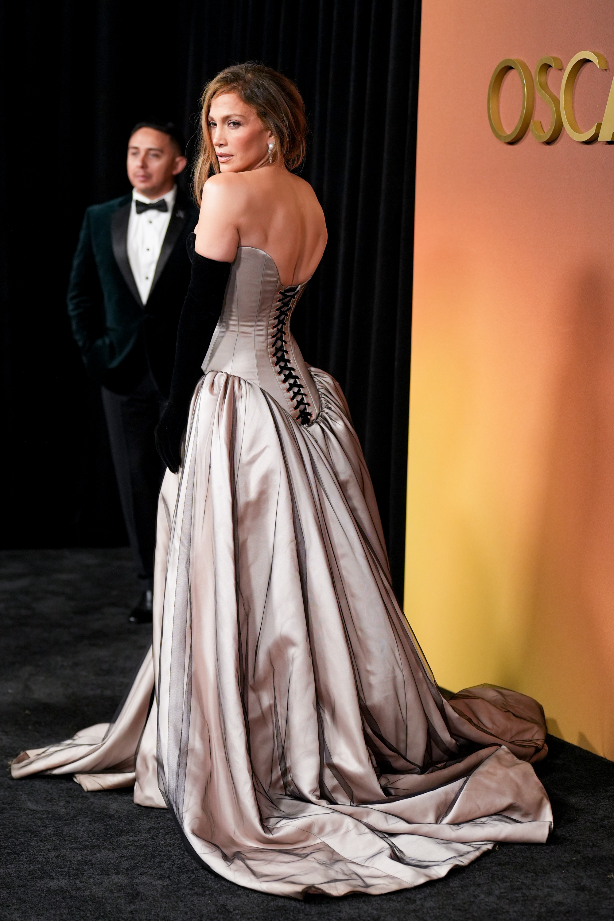 Jennifer Lopez regarde les caméras alors qu'elle assiste à la 16e cérémonie des Governors Awards qui s'est tenue au Ray Dolby Ballroom. | Source : Getty Images