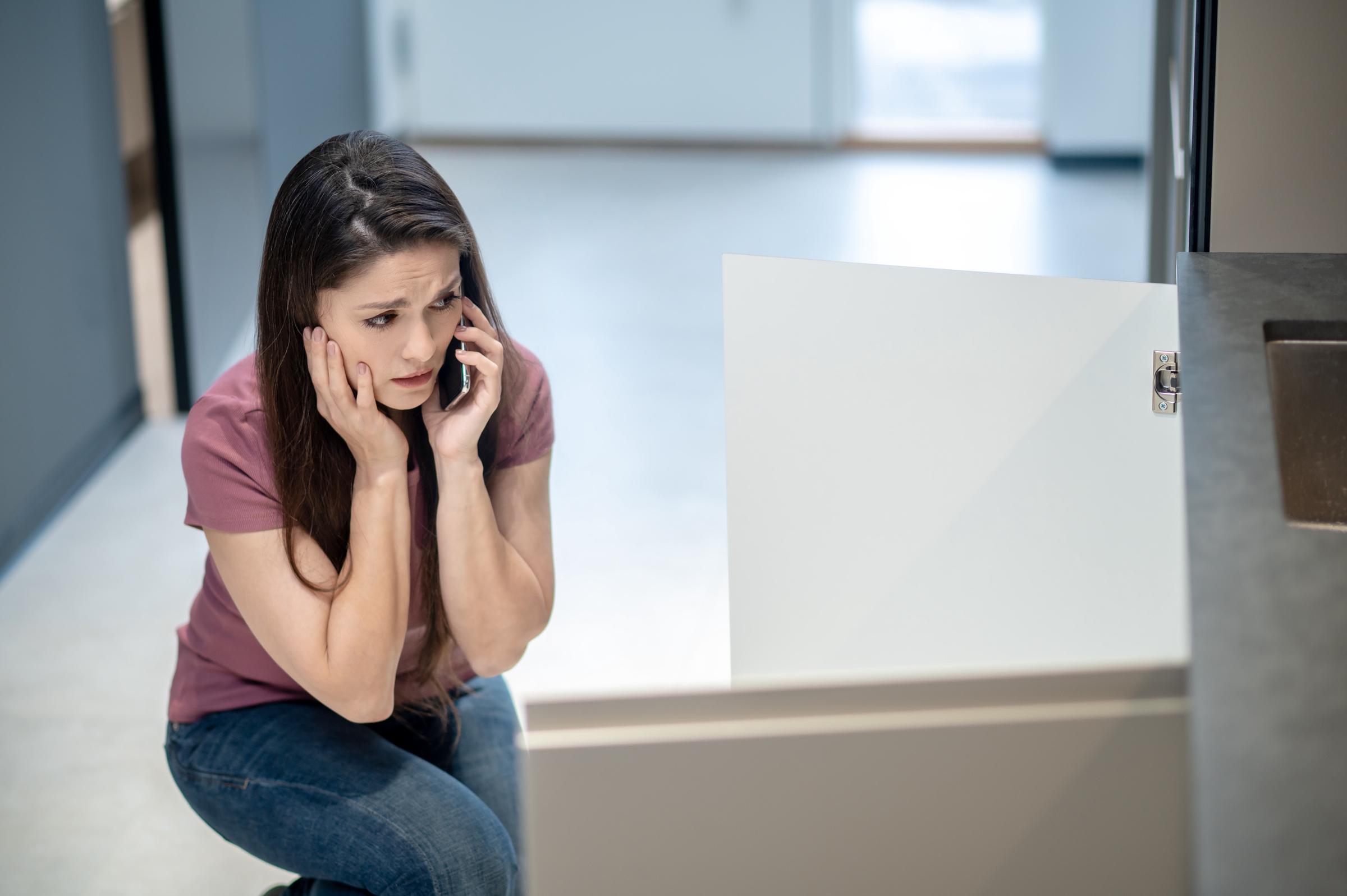 Une femme stressée lors d'un appel | Source : Freepik