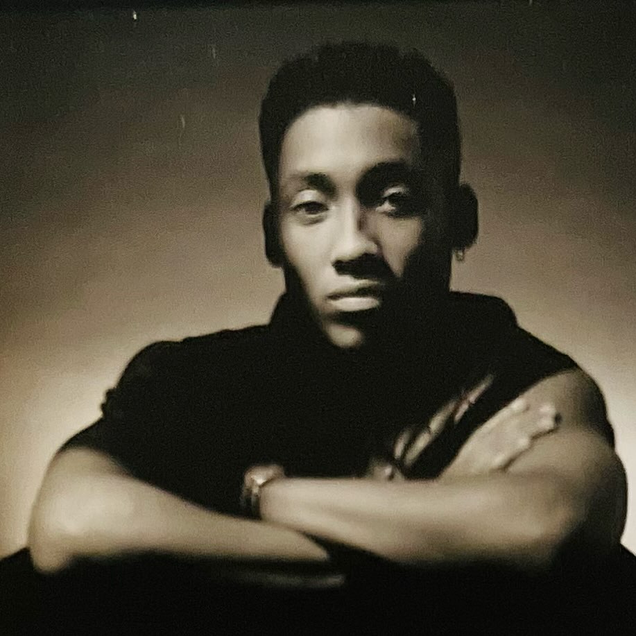 L'acteur est photographié dans les années 90, d'après un post daté du 29 mars 2025 | Source : Instagram/khalilkain