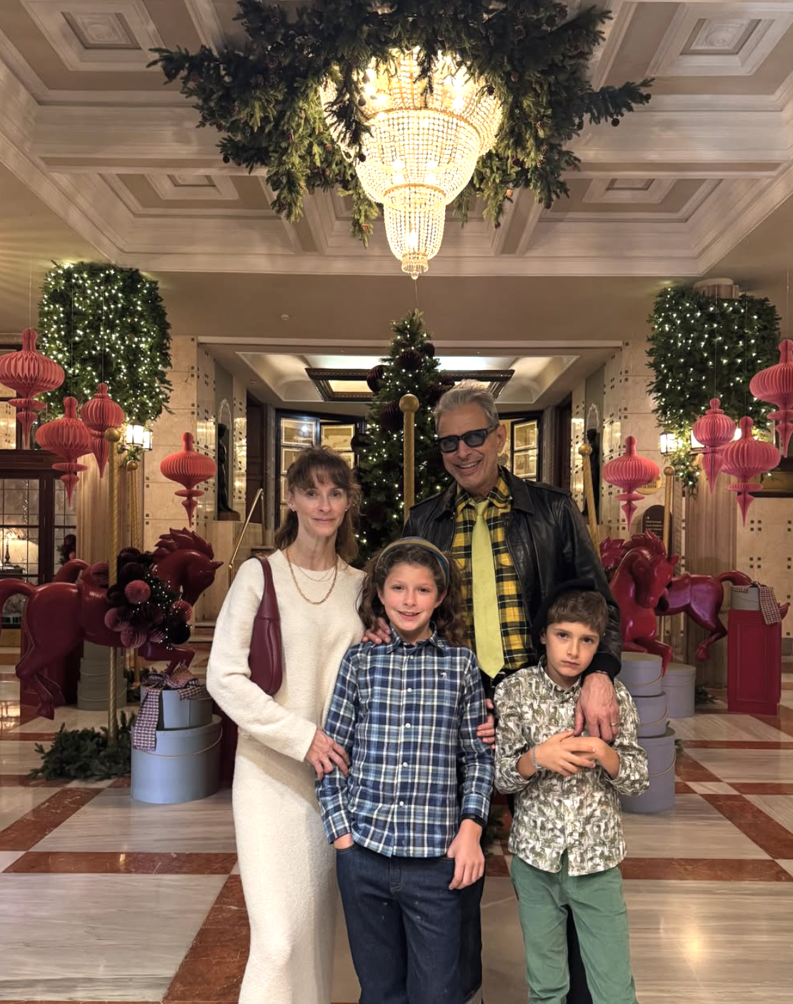 Jeff Goldblum avec sa famille, dont ses fils Charlie et River, dans une publication datée du 25 décembre 2024. | Source : Instagram/jeffgoldblum
