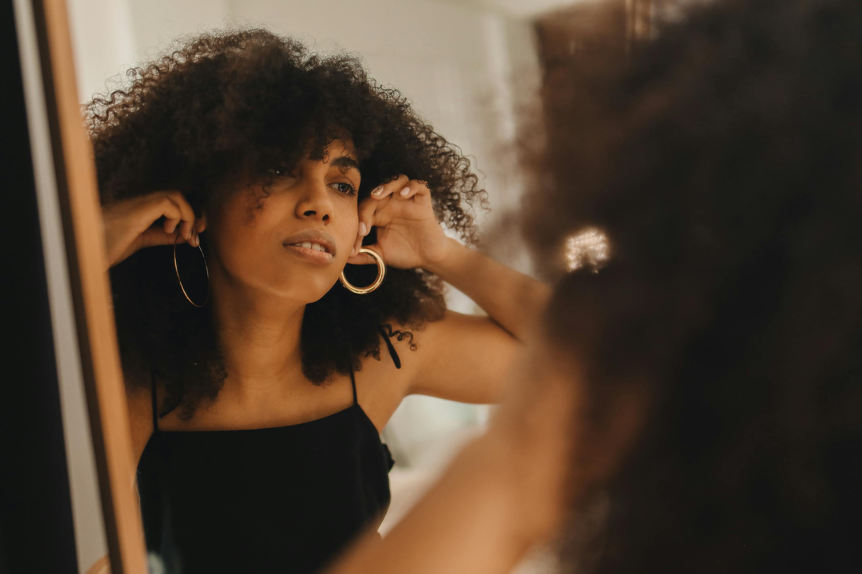 Une femme devant un miroir | Source : Pexels