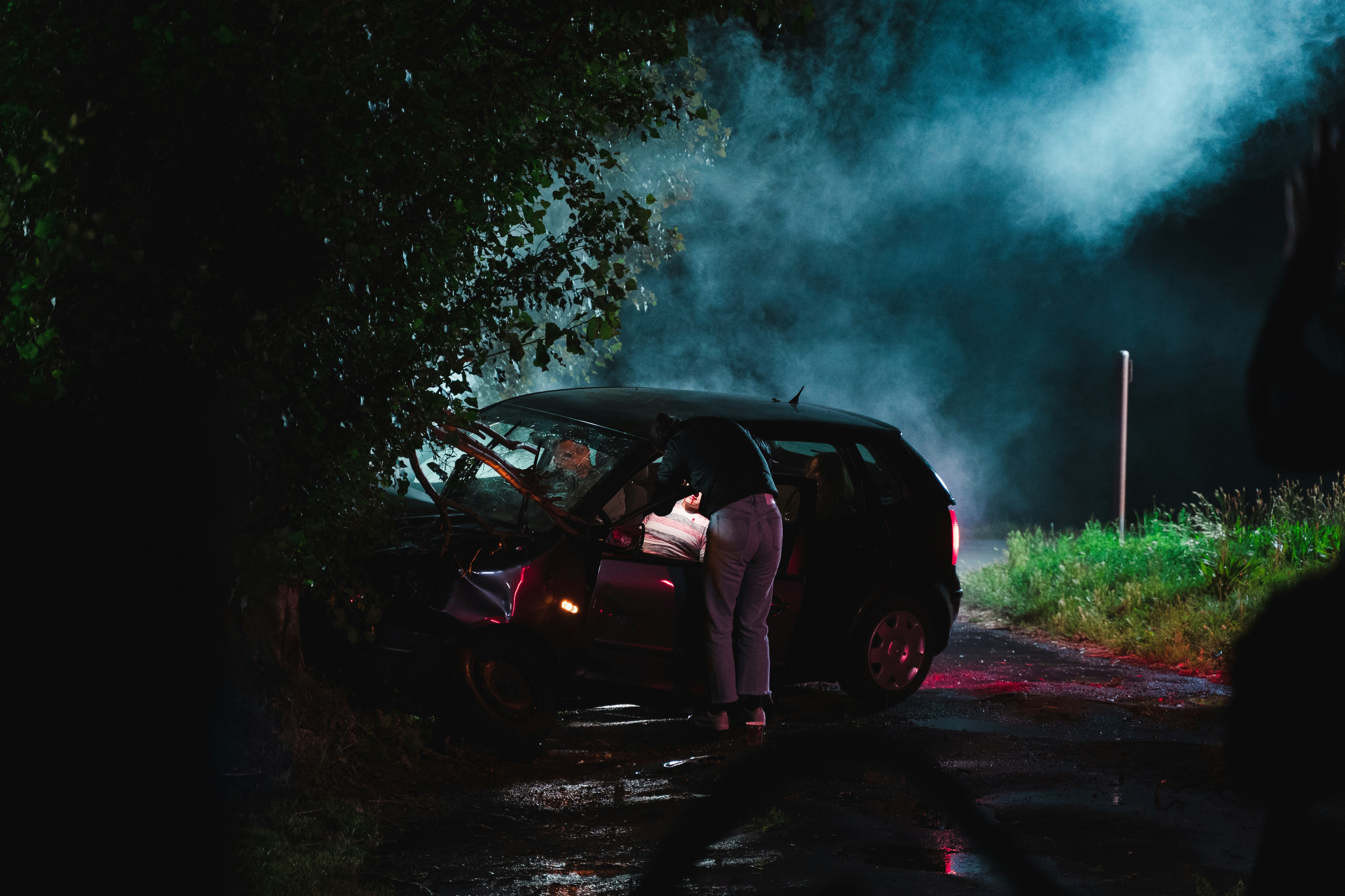 Une personne se tenant sur les lieux d'un accident de voiture | Source : Unsplash