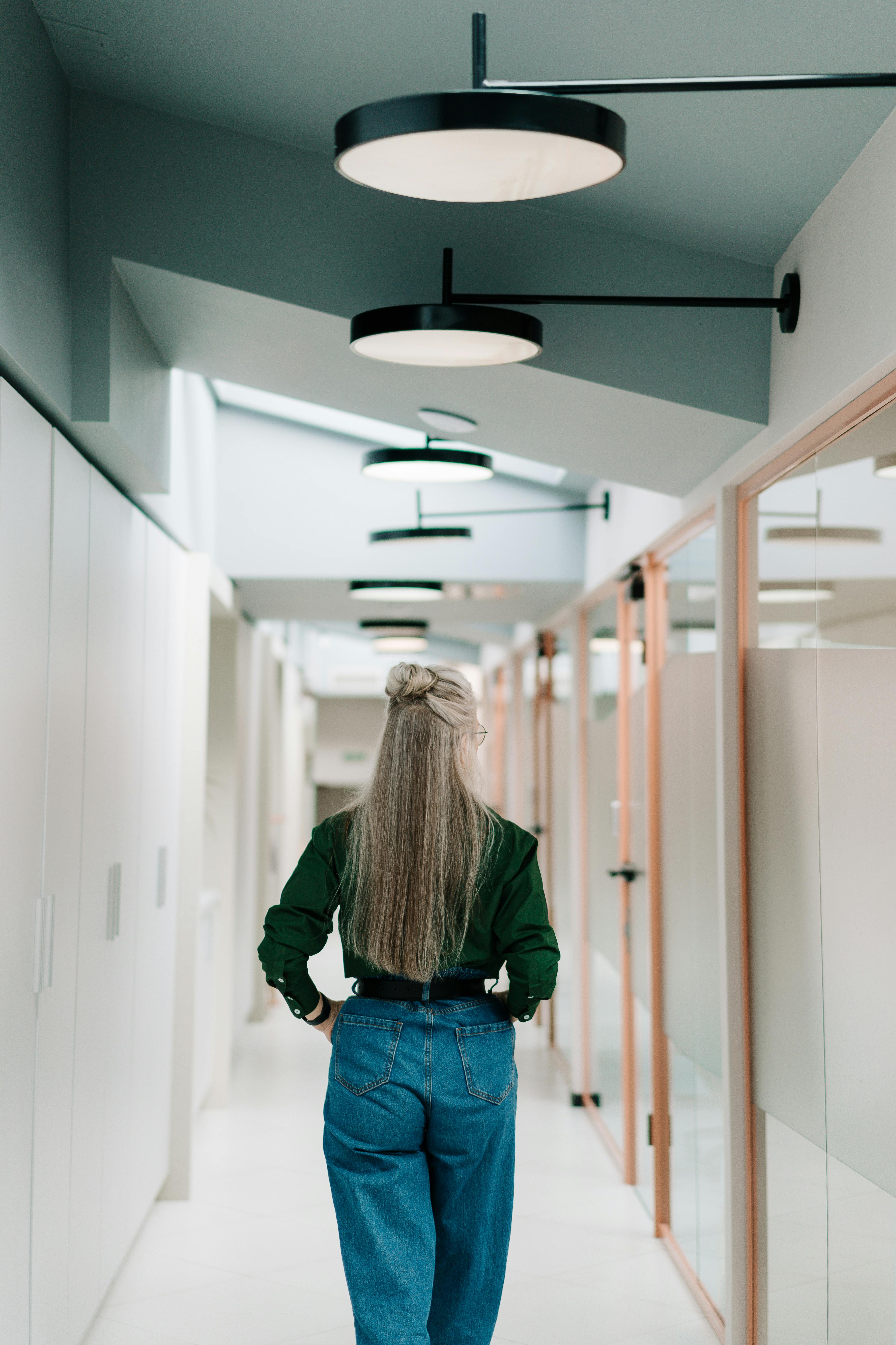 Une femme qui marche dans un couloir | Source : Pexels