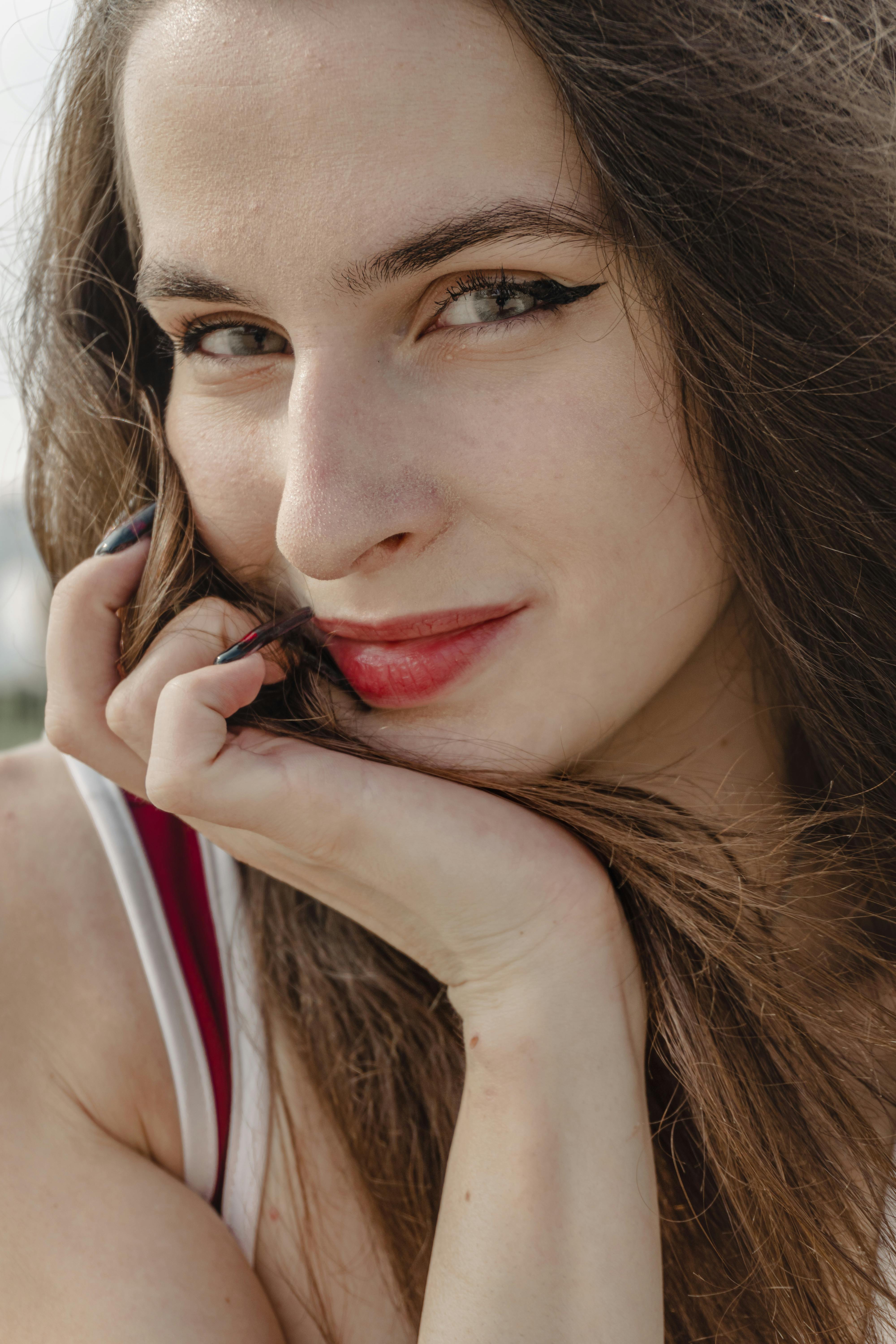 Une femme rusée qui sourit | Source : Pexels