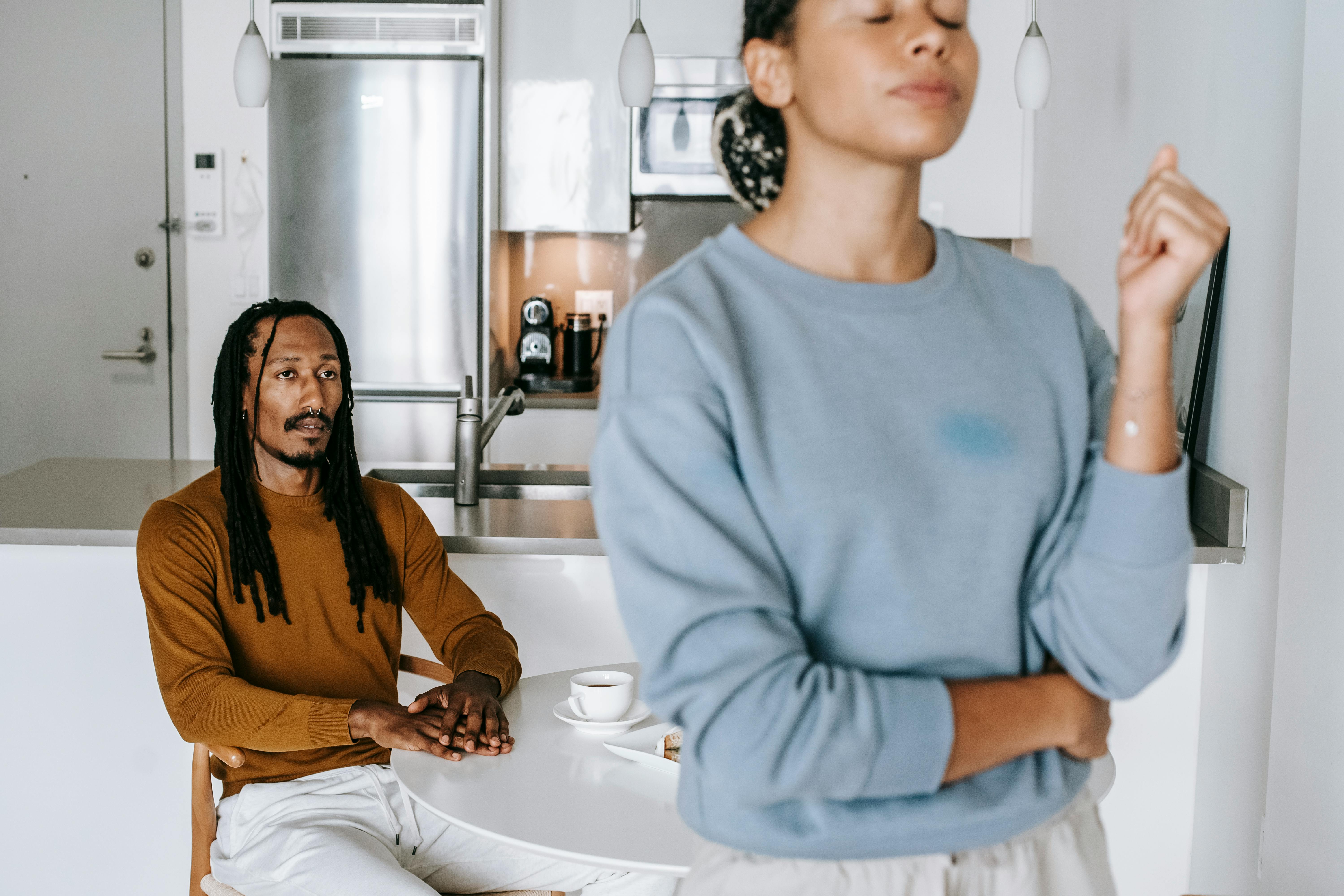 Un couple qui se dispute à la maison | Source : Pexels