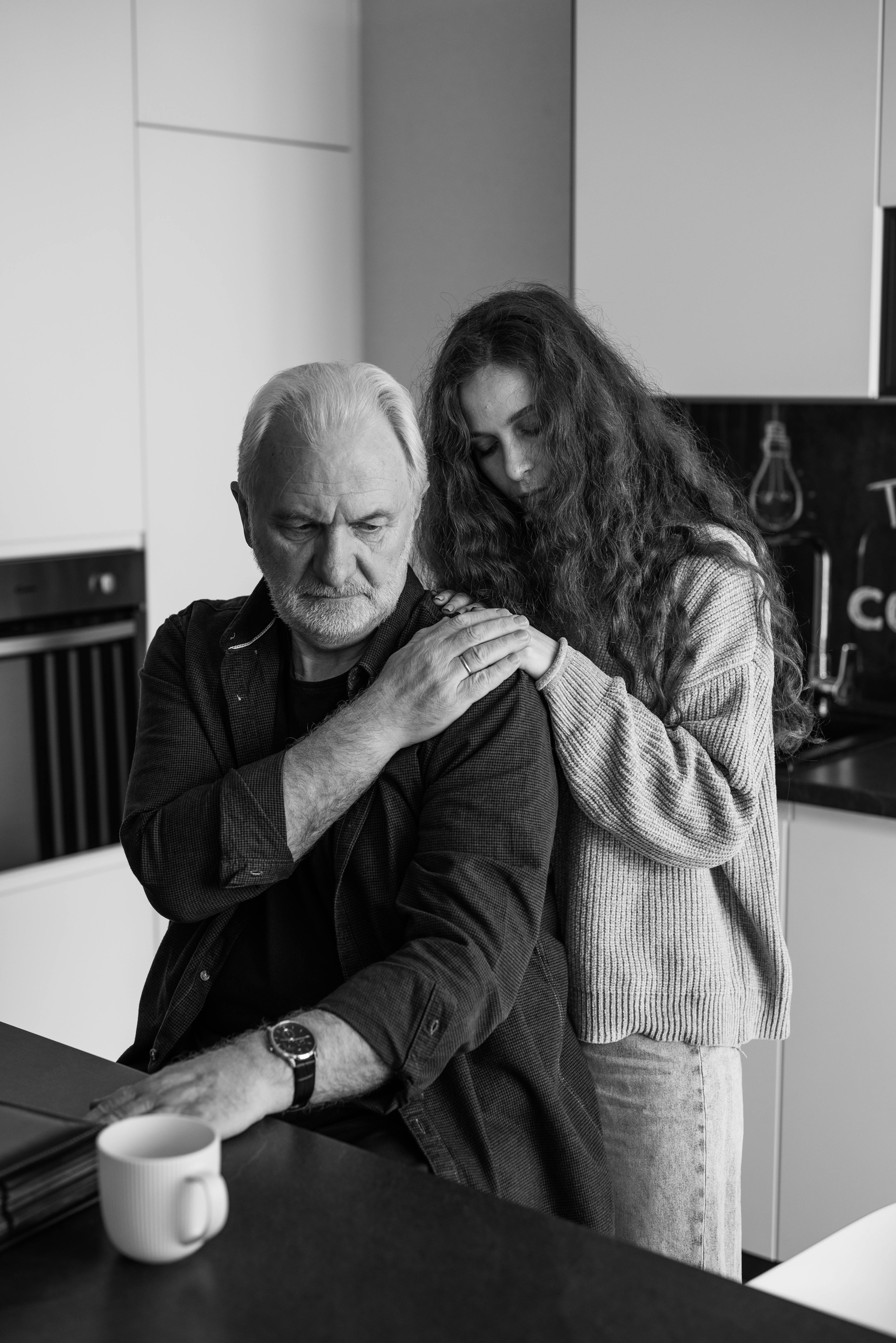 Une femme rend visite à son père âgé | Source : Pexels