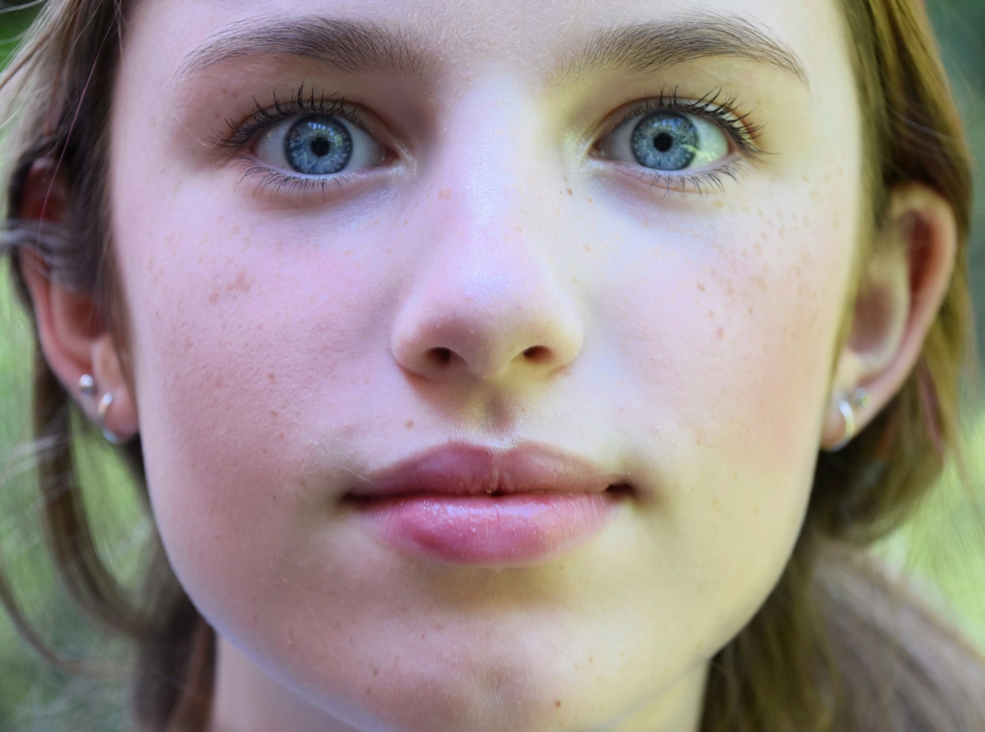 Une adolescente qui regarde attentivement | Source : Unsplash