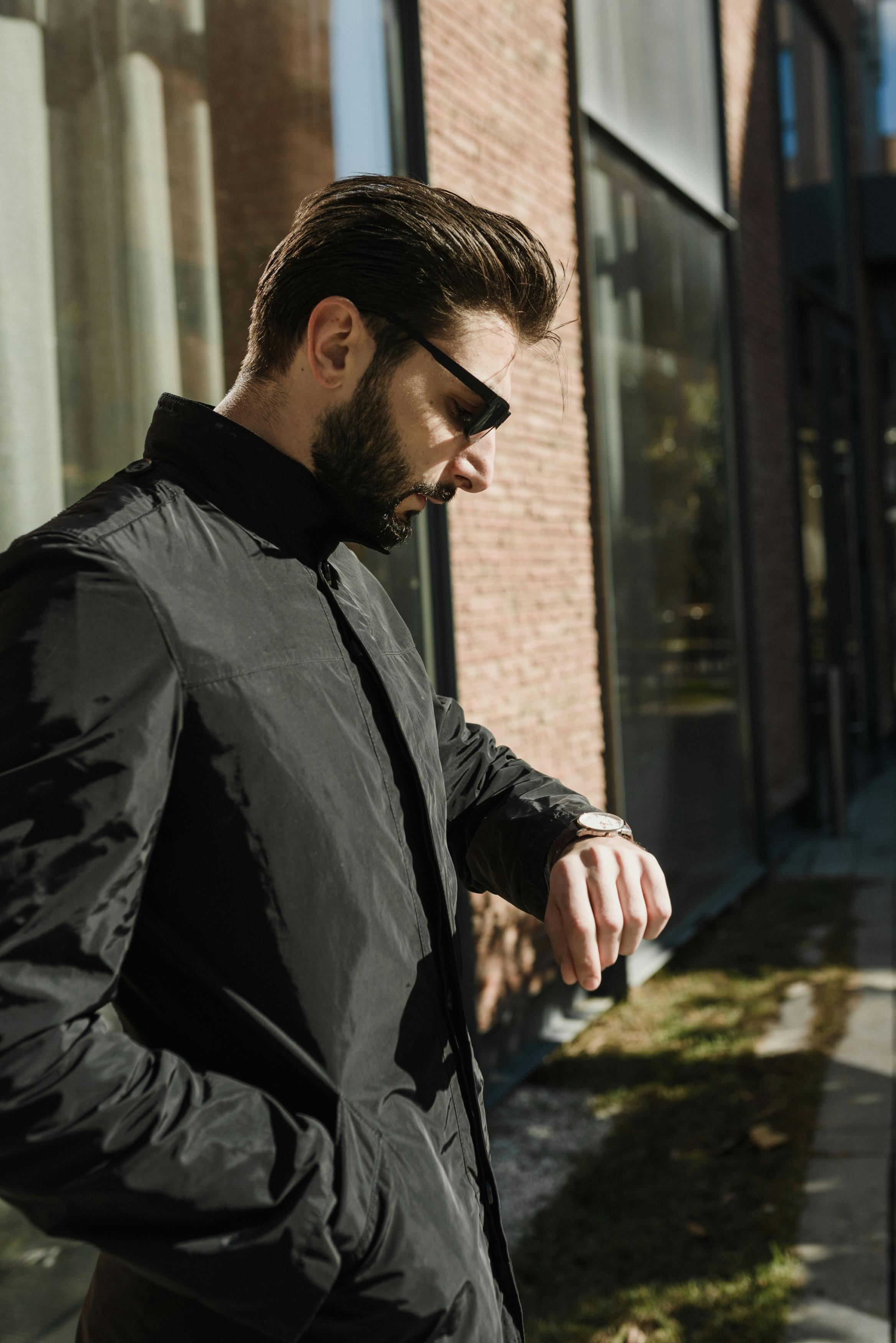 Un homme regarde sa montre | Source : Pexels