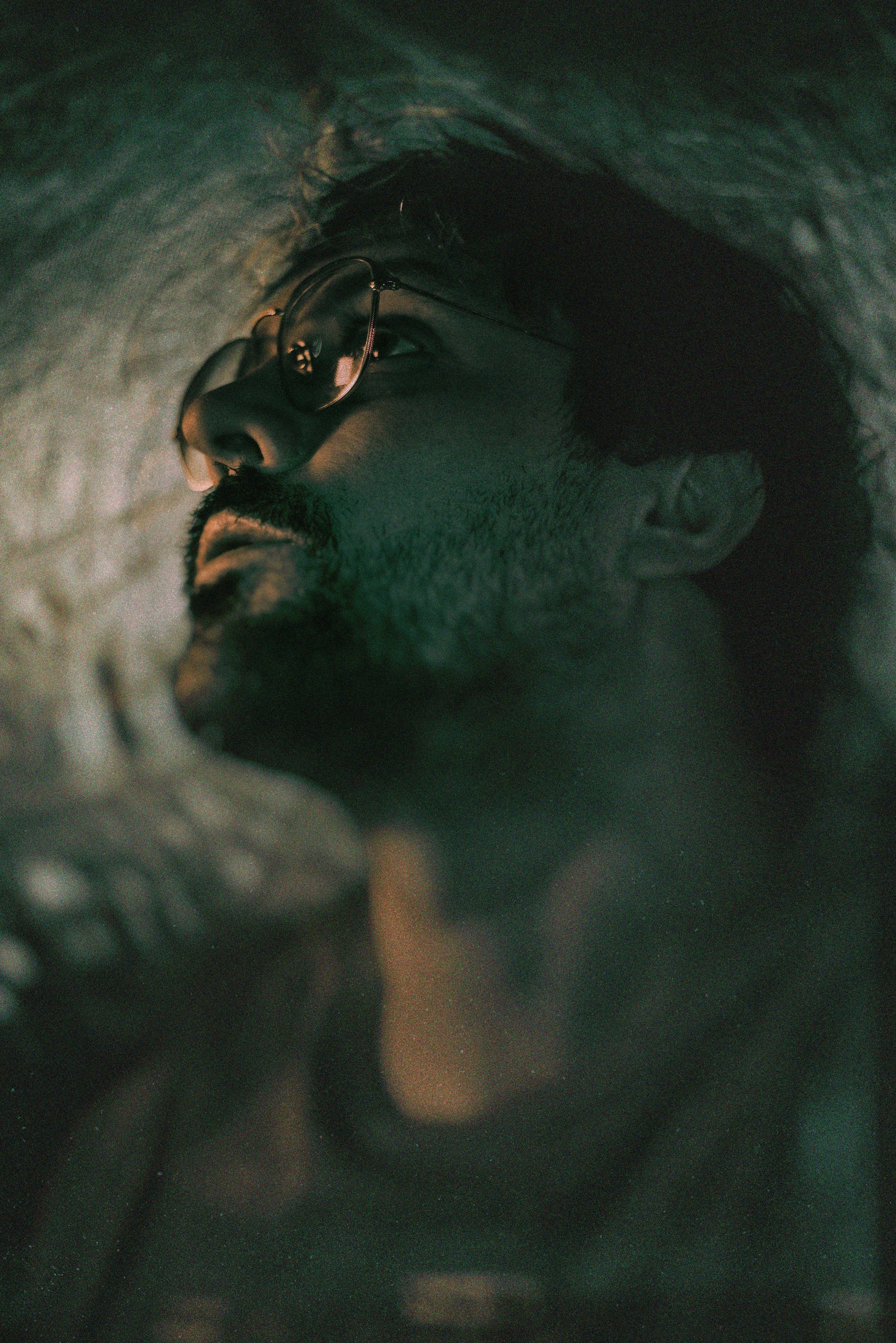 Un homme qui fixe quelque chose | Source : Unsplash