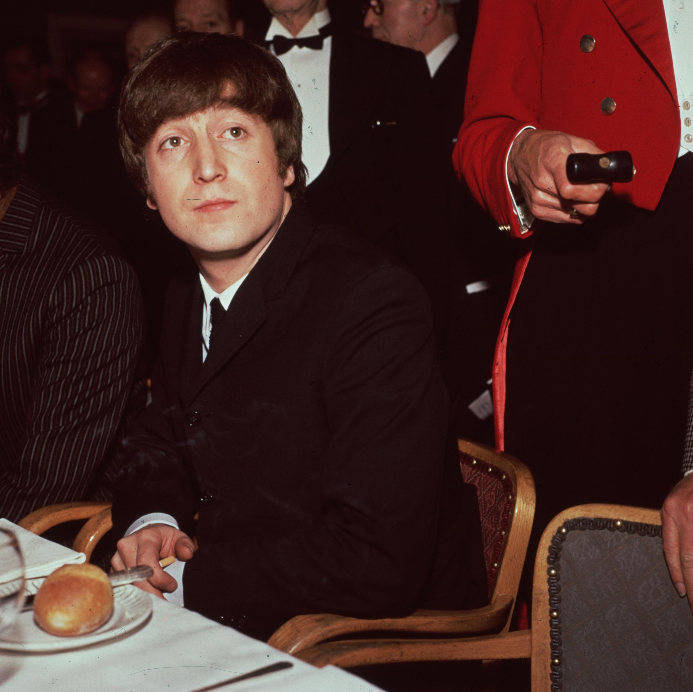 John Lennon photographié à Londres, en Angleterre, en 1964. | Source : Getty Images