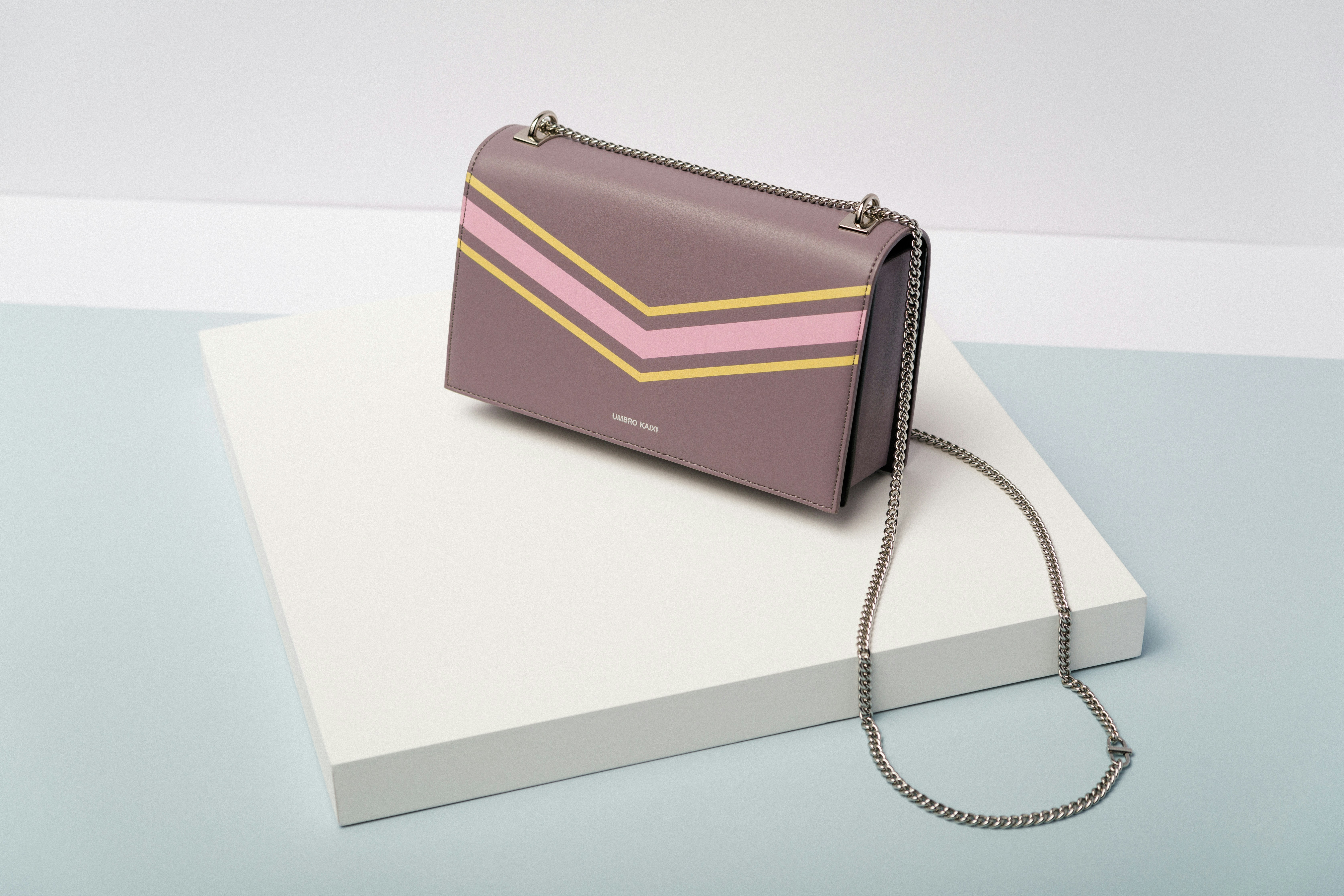 Un petit sac à main posé sur une table | Source : Pexels