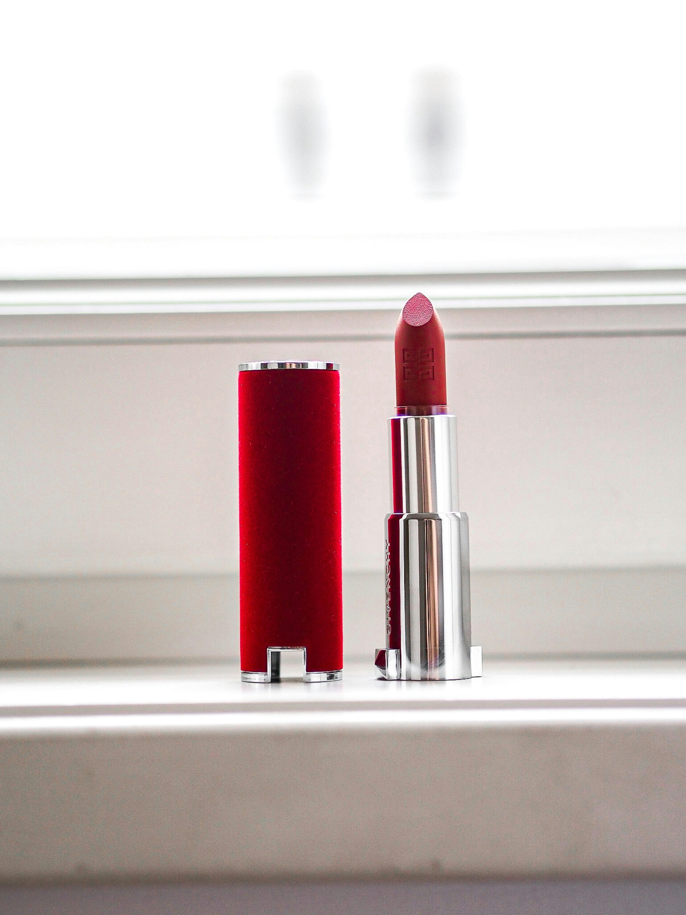 Rouge à lèvres rouge sur une table blanche | Source : Unsplash