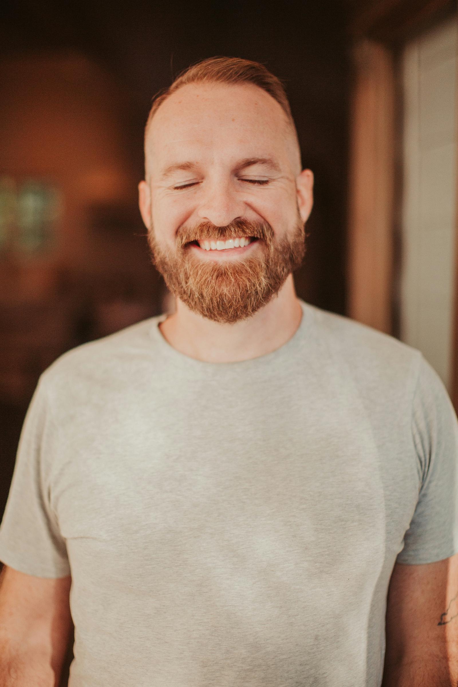 Un homme souriant | Source : Unsplash