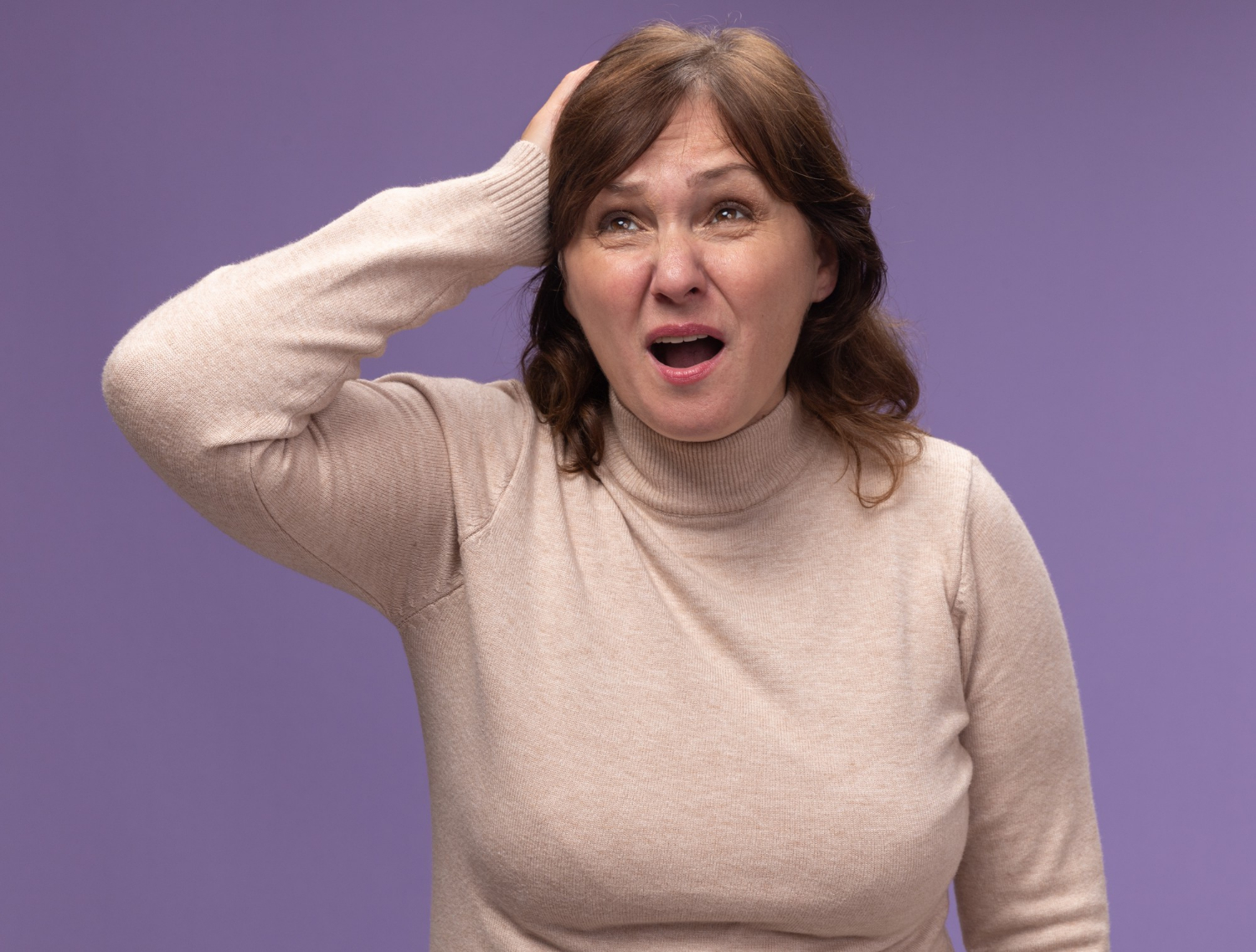 Une femme anxieuse et secouée | Source : Freepik