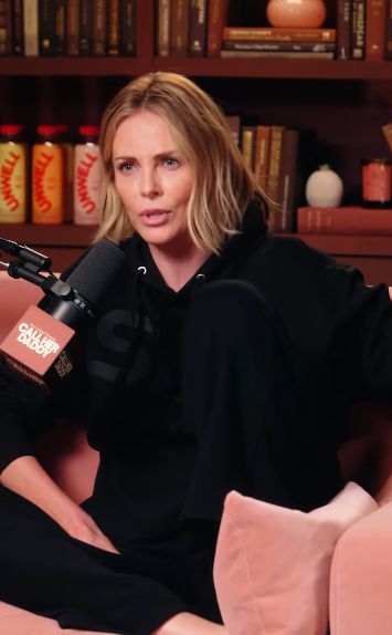 Charlize Theron sur le teaser de l'épisode du podcast "Call Her Daddy", daté du 1er juillet 2025 | Source : Instagram/callherdaddy