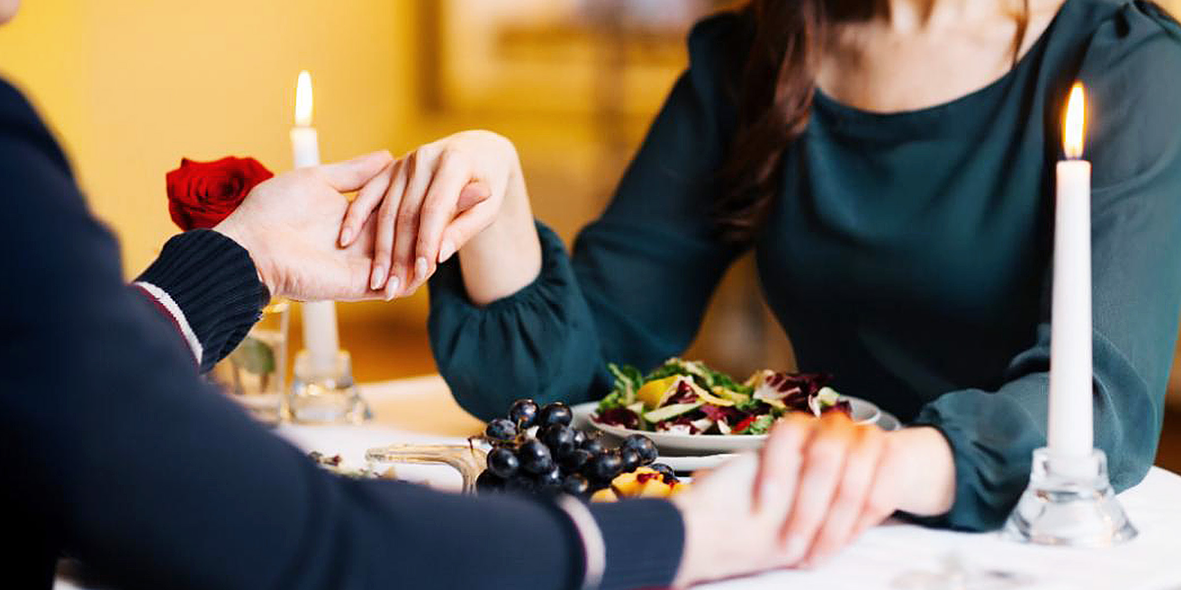 Un couple assis au restaurant | Source : Freepik