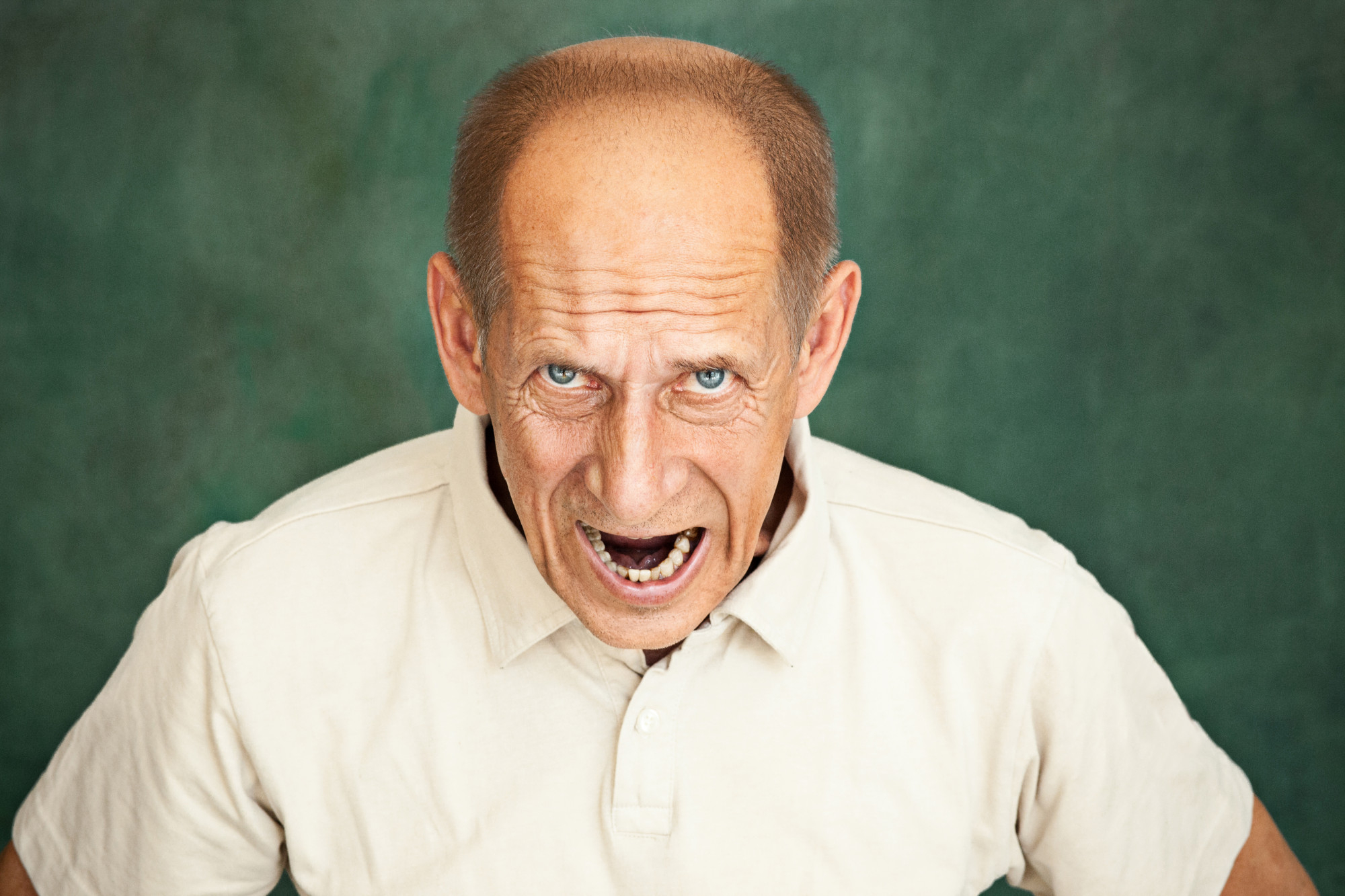 Un homme d'âge moyen en colère | Source : Freepik