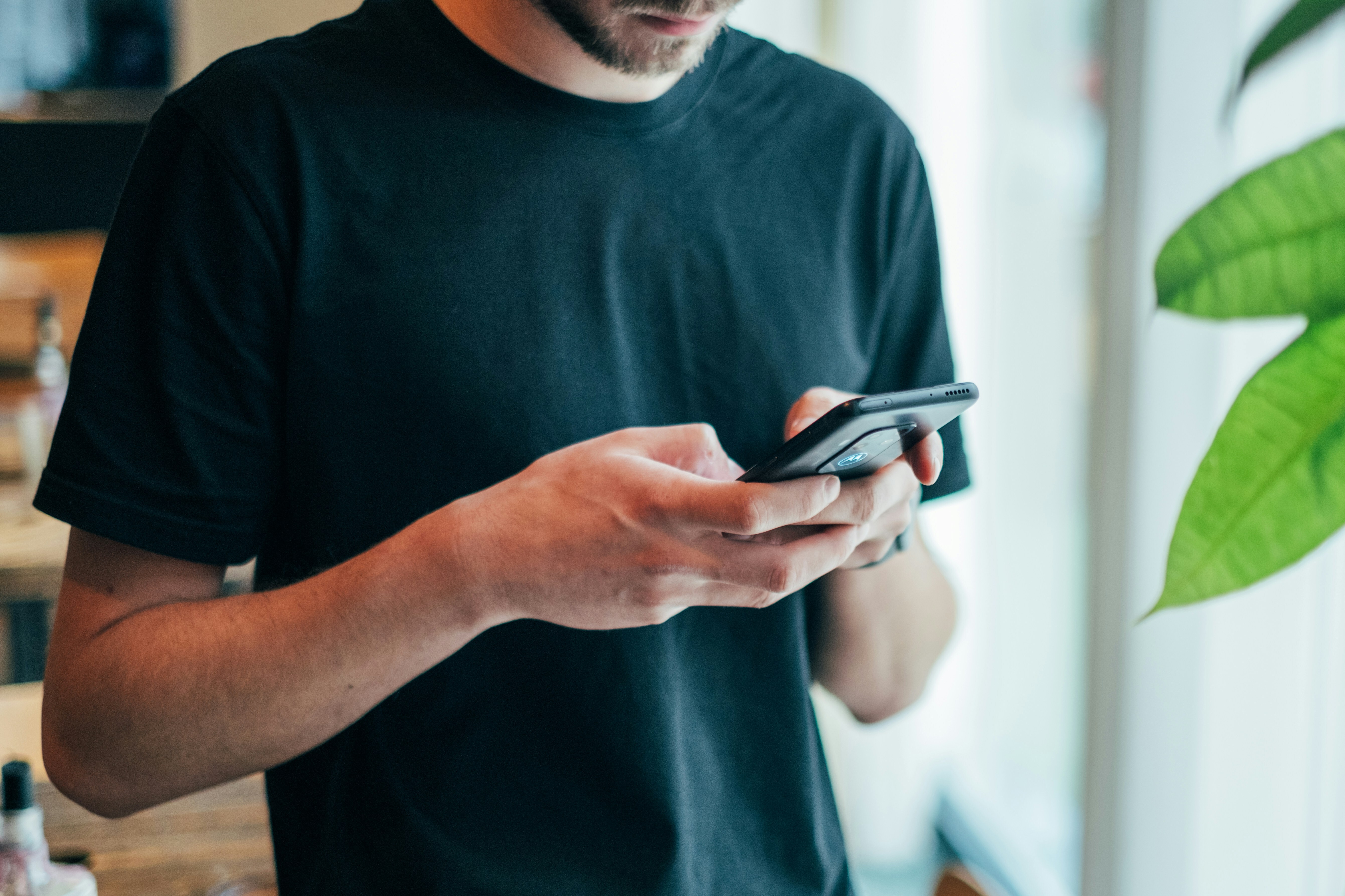 Un homme envoyant des messages sur son téléphone | Source : Unsplash
