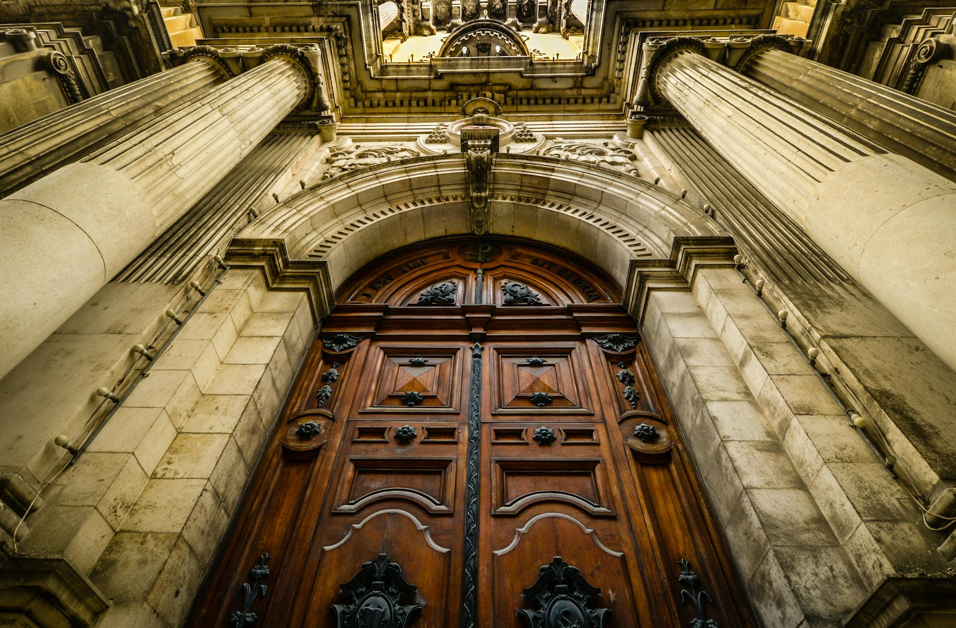 Gros plan sur une porte de cathédrale | Source : Pexels