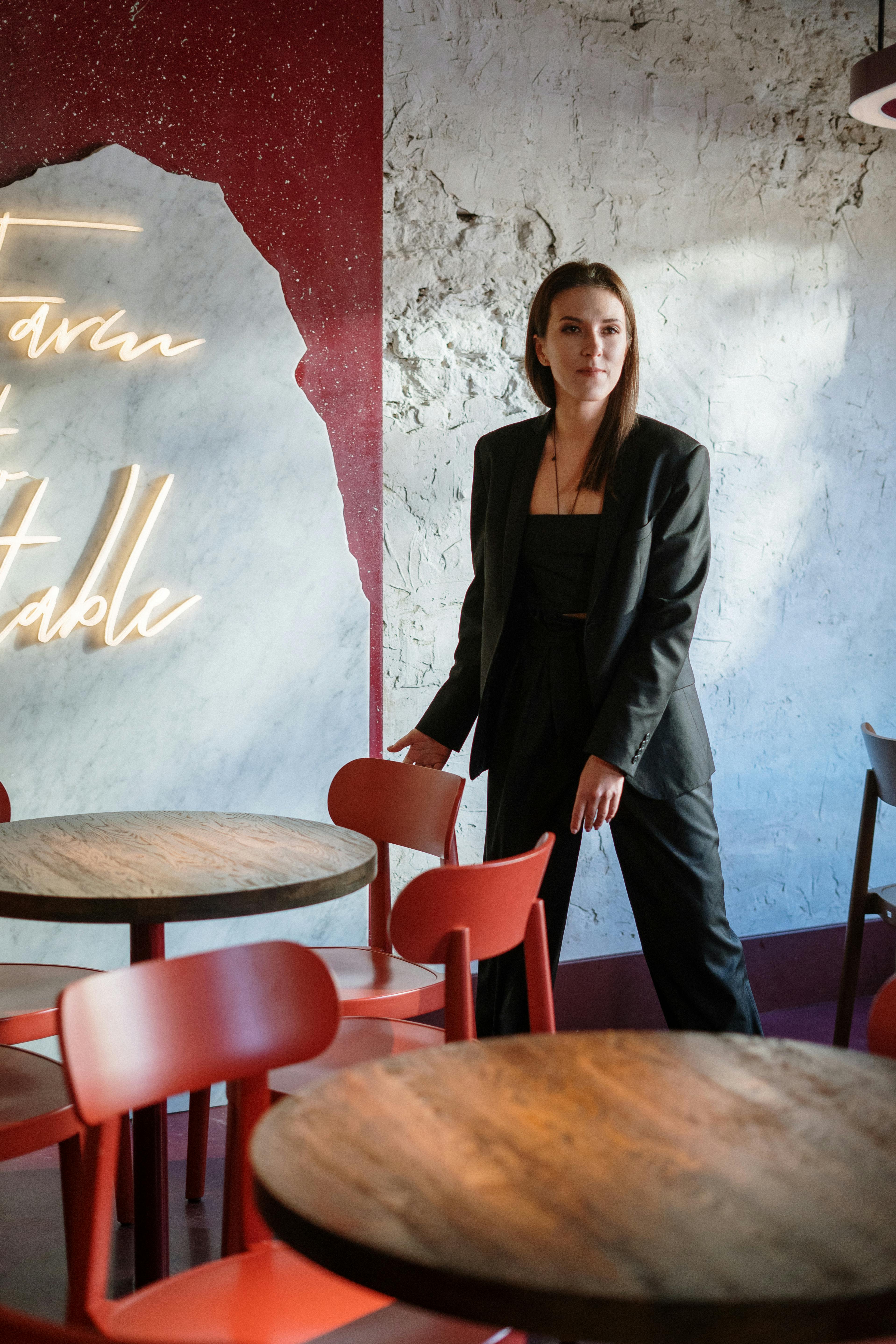 Une femme dans un restaurant | Source : Pexels