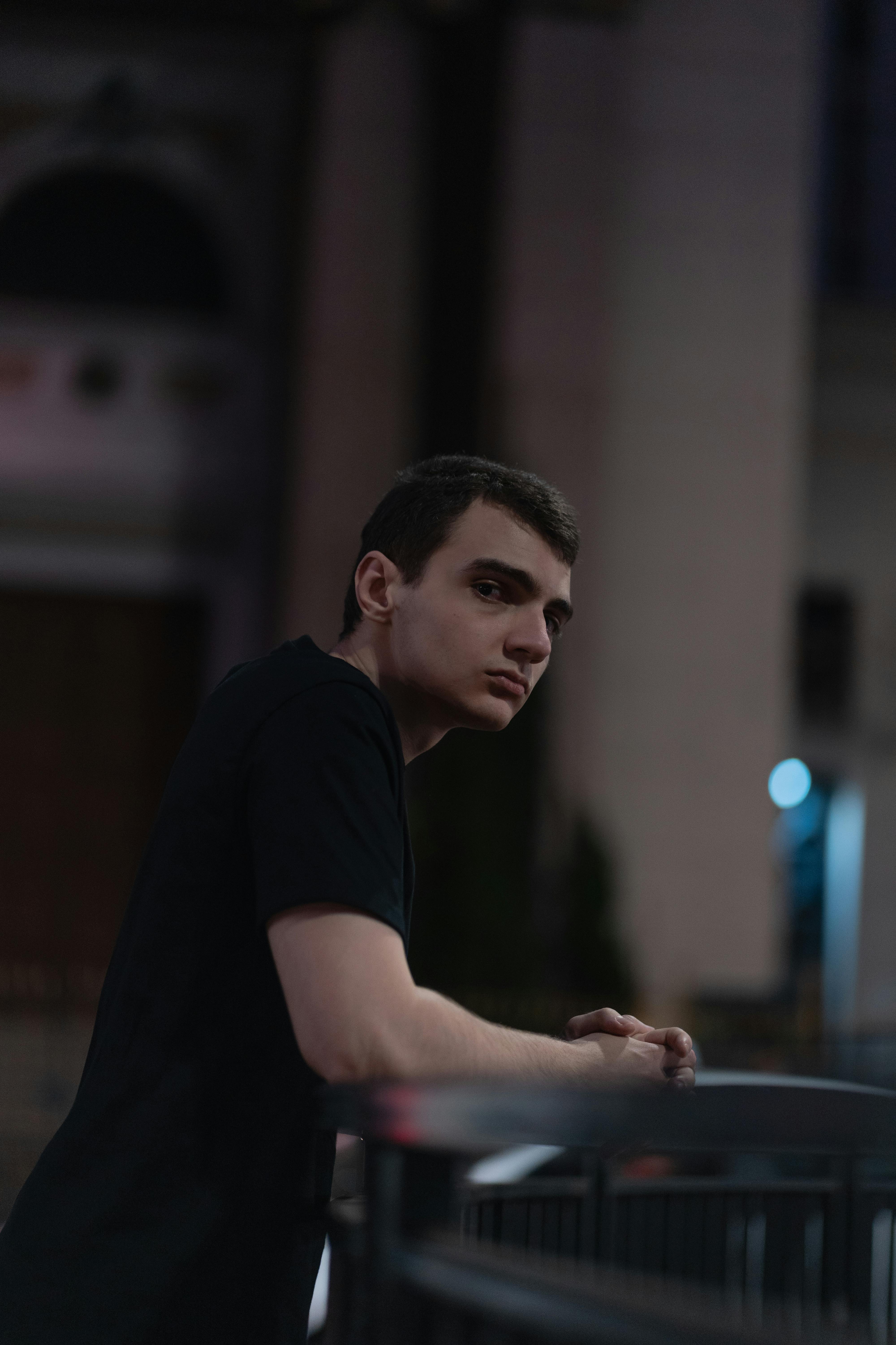 Un homme s'appuyant sur un rail | Source : Pexels