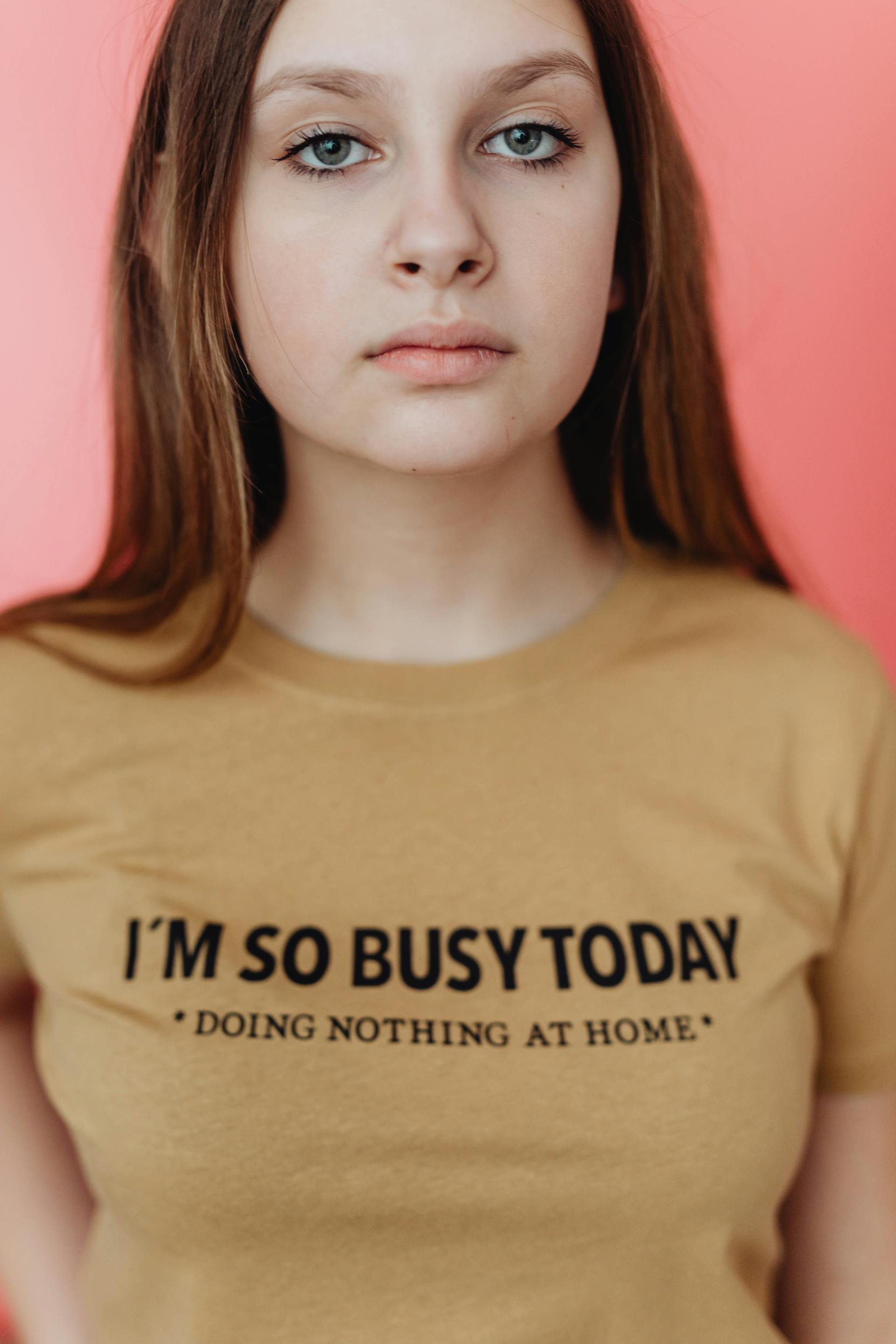 Une adolescente portant une chemise brune | Source : Pexels