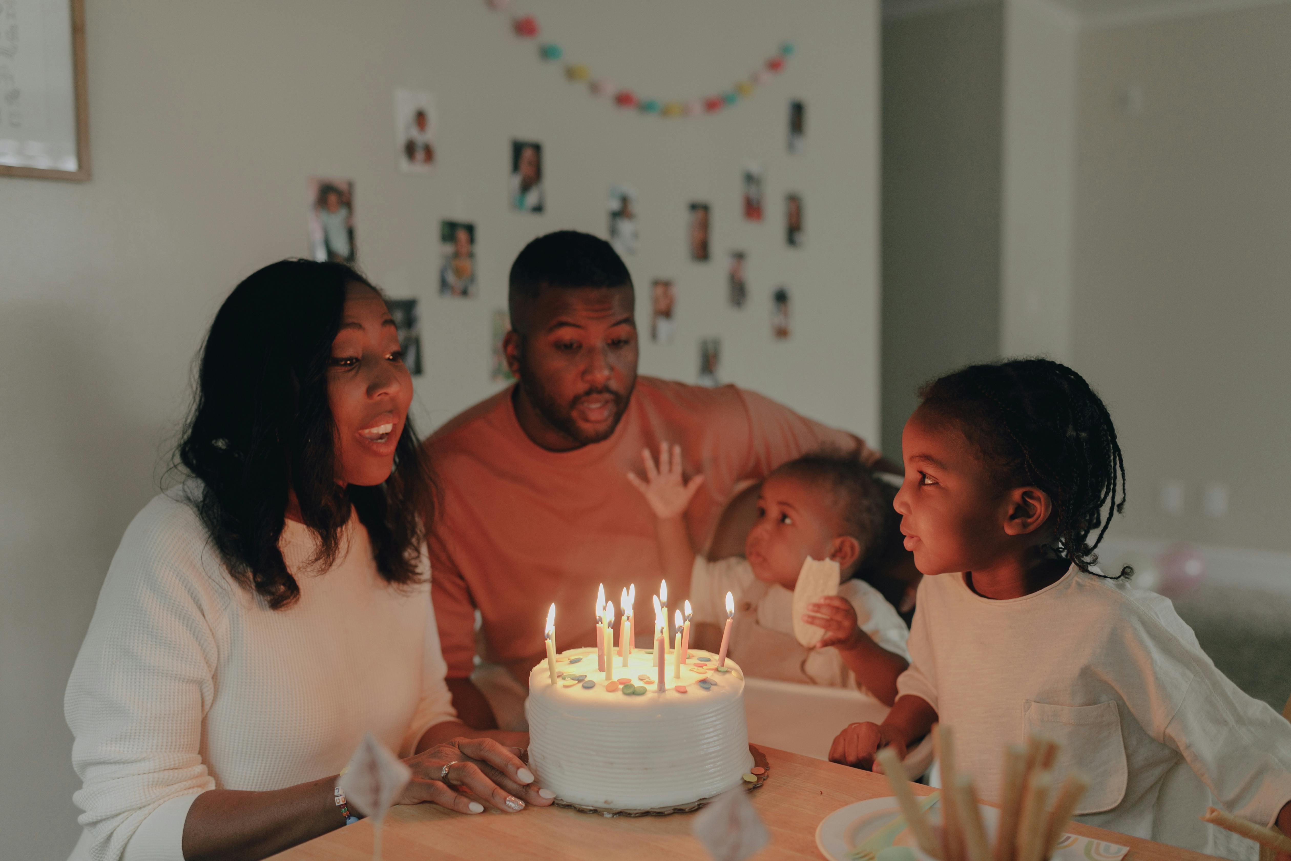 Une jeune famille qui fête un anniversaire | Source : Pexels
