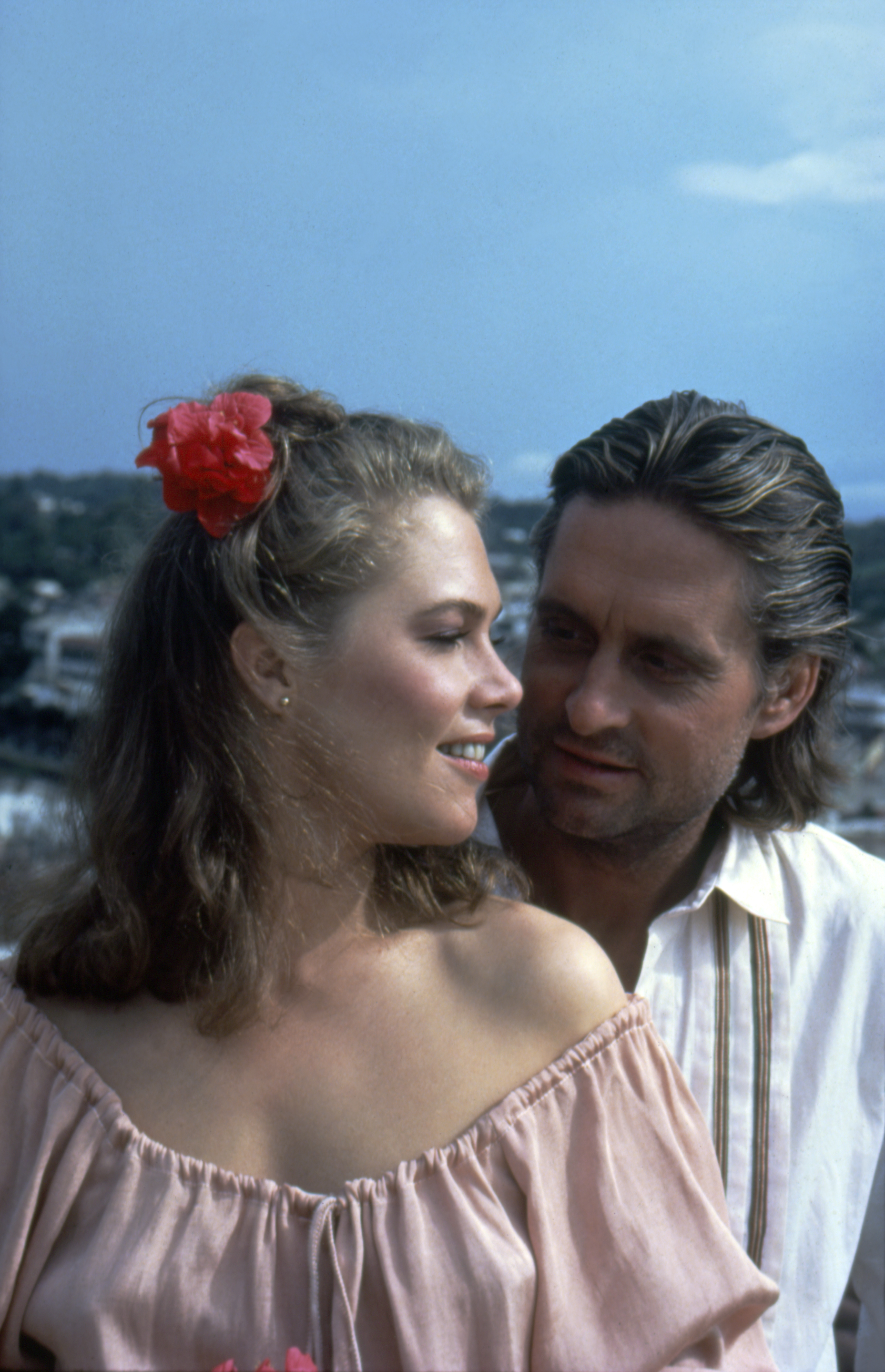 L'actrice et Michael Douglas dans « Romancing the Stone » en 1984 | Source : Getty Images