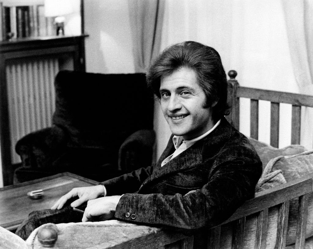 Portrait du chanteur français d'origine américaine Joe Dassin souriant. Paris, années 1970 I Source : Getty Images
