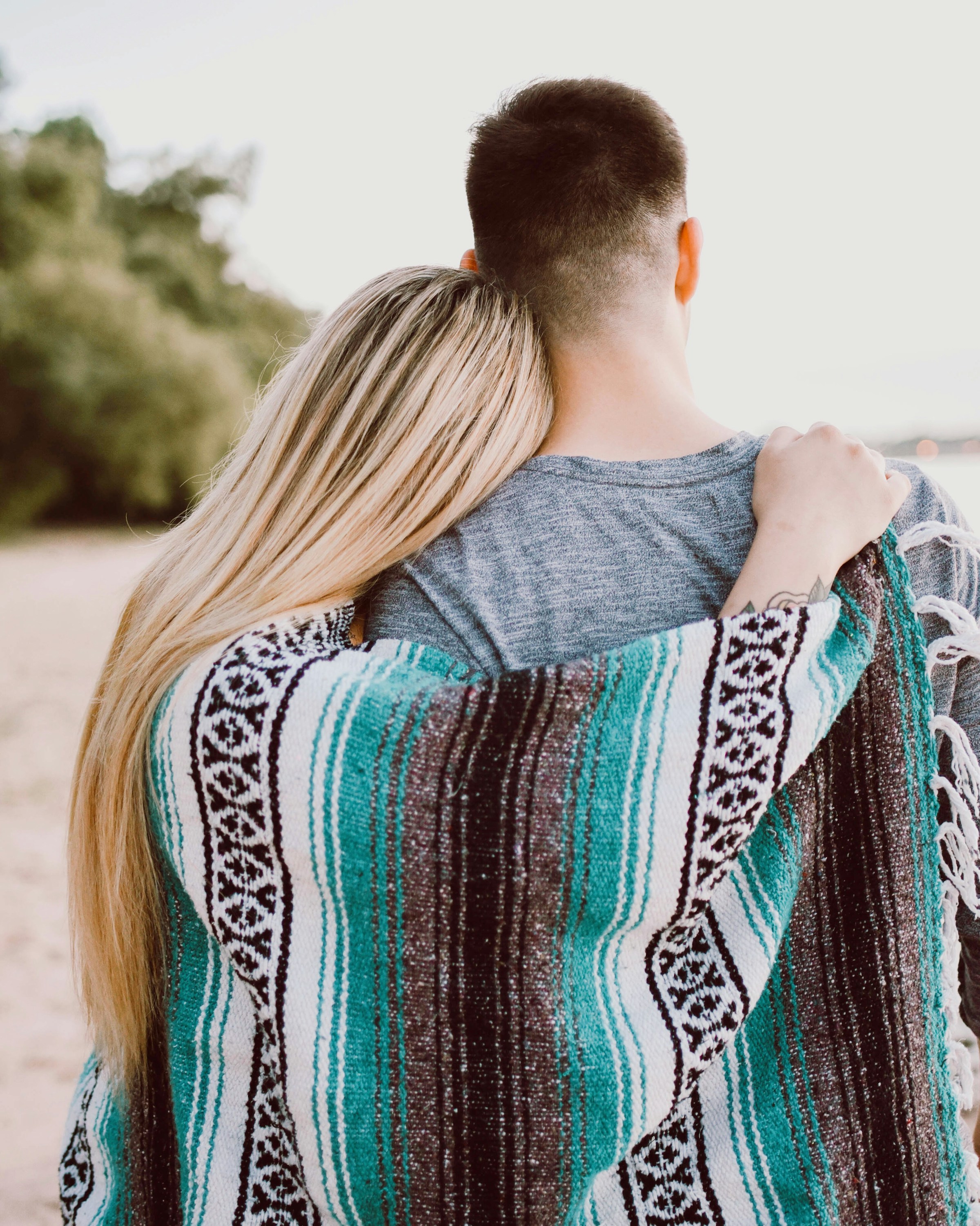 Vue arrière d'un couple qui s'enlace | Source : Unsplash