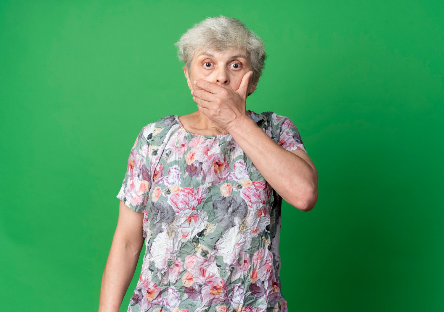 Une femme âgée choquée | Source : Freepik