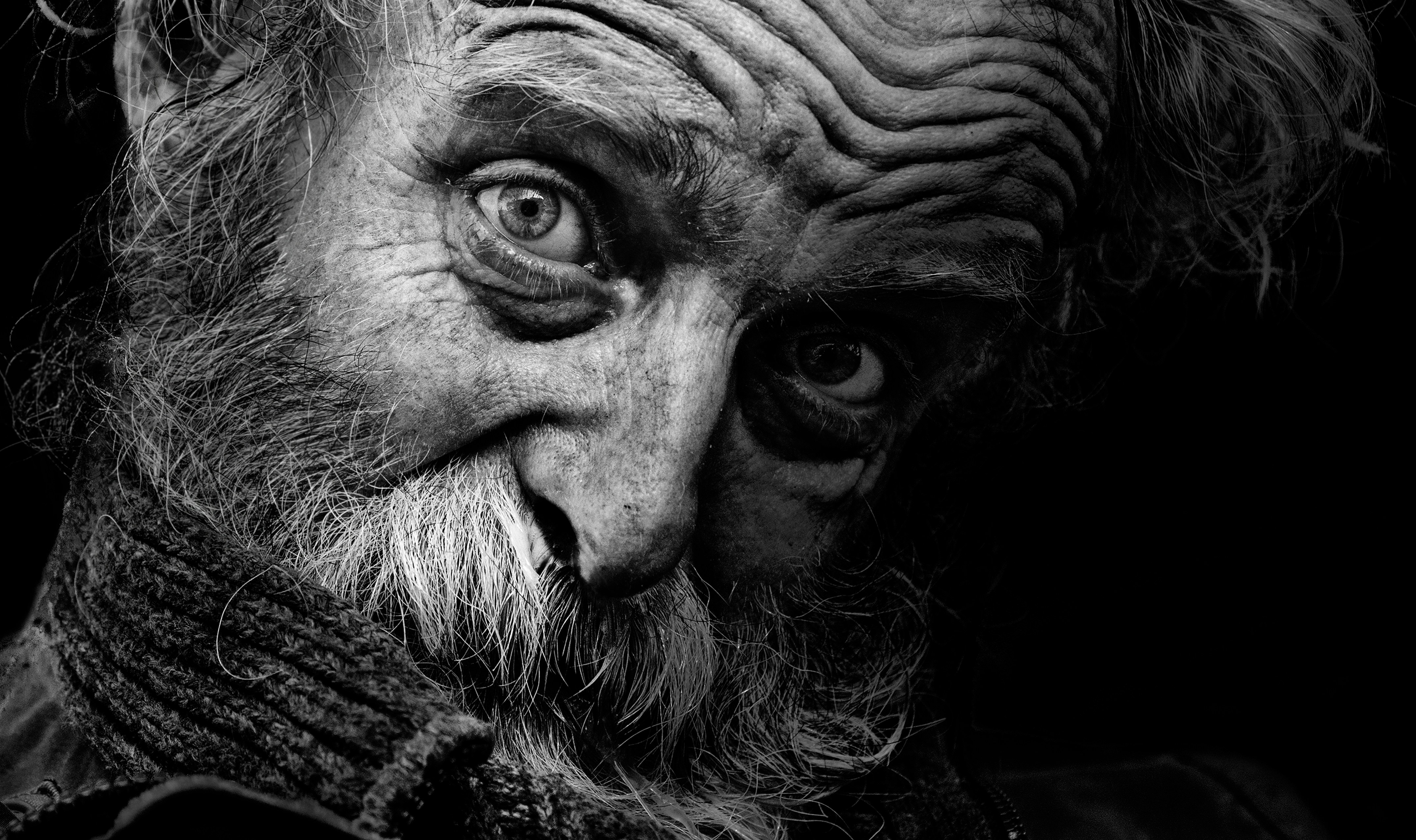 Un vieil homme surpris | Source : Unsplash