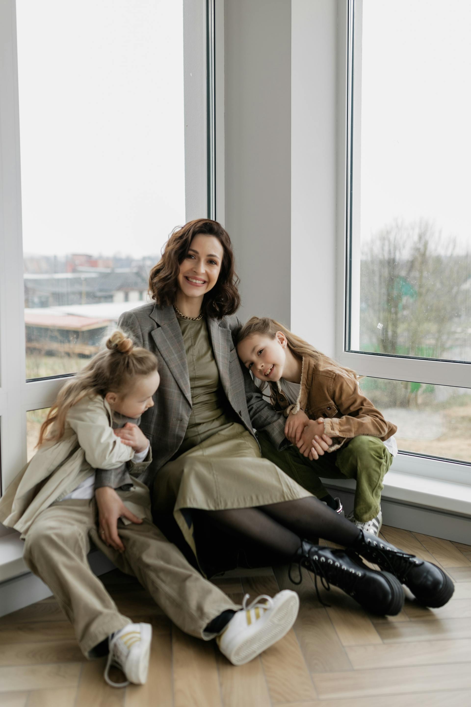 Une mère avec ses petites filles | Source : Pexels