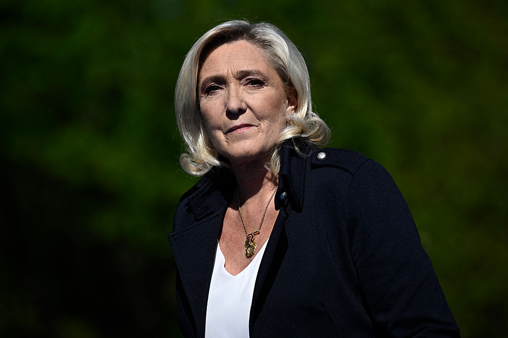 La présidente du groupe parlementaire du Rassemblement national, Marine Le Pen, arrive pour participer à un rassemblement en sa faveur, après avoir été condamnée pour un système d'emplois fictifs au Parlement européen, à Paris, le 6 avril 2025. (Photo par JULIEN DE ROSA / AFP) (Photo par JULIEN DE ROSA/AFP via Getty Images)