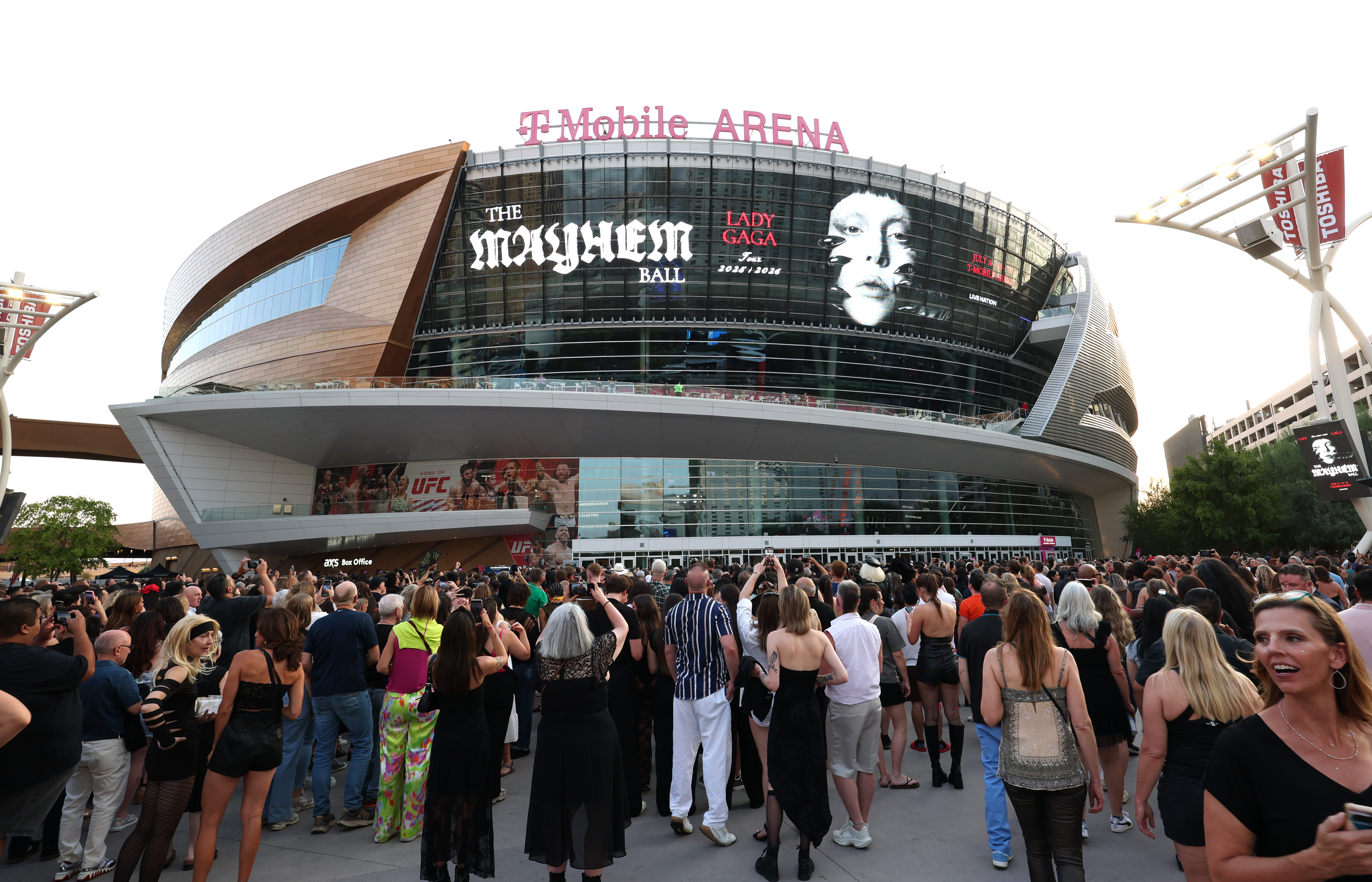Des fans attendent à l'extérieur de la salle de spectacle de la tournée Mayhem Ball à Las Vegas, le 16 juillet 2025 | Source : Getty Images