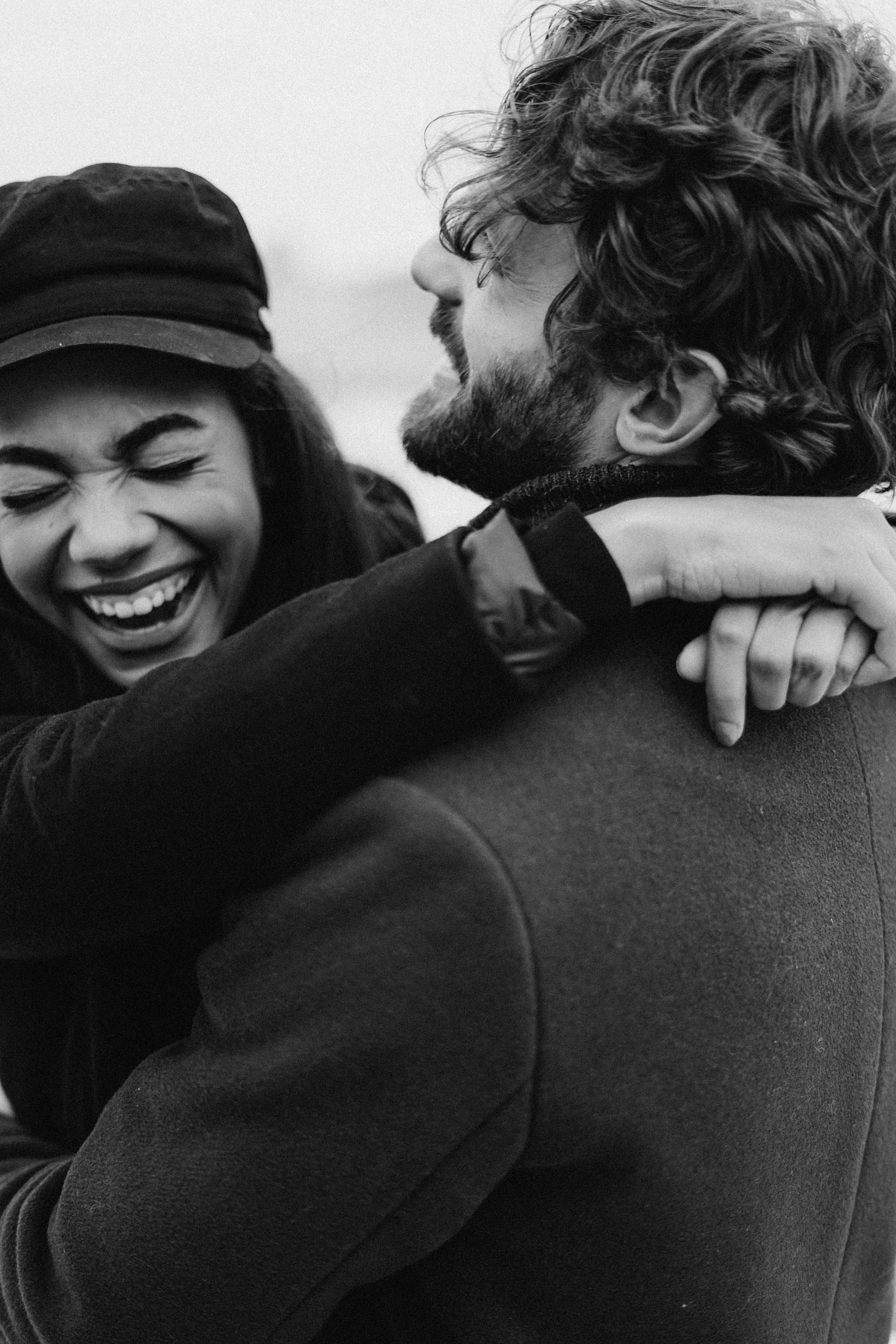 Un couple heureux sur une plage | Source : Pexels