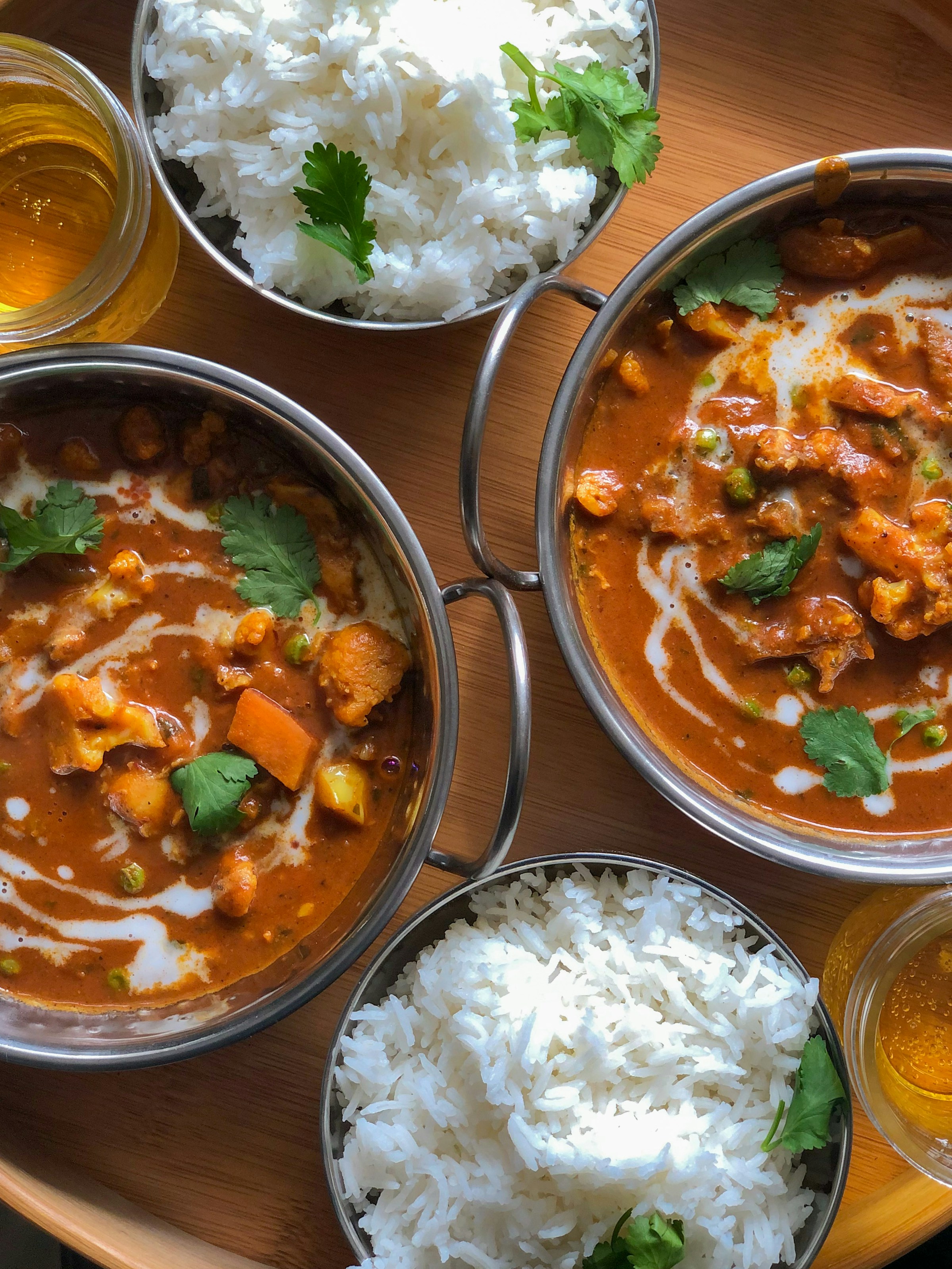 Bols de curry et de riz | Source : Unsplash