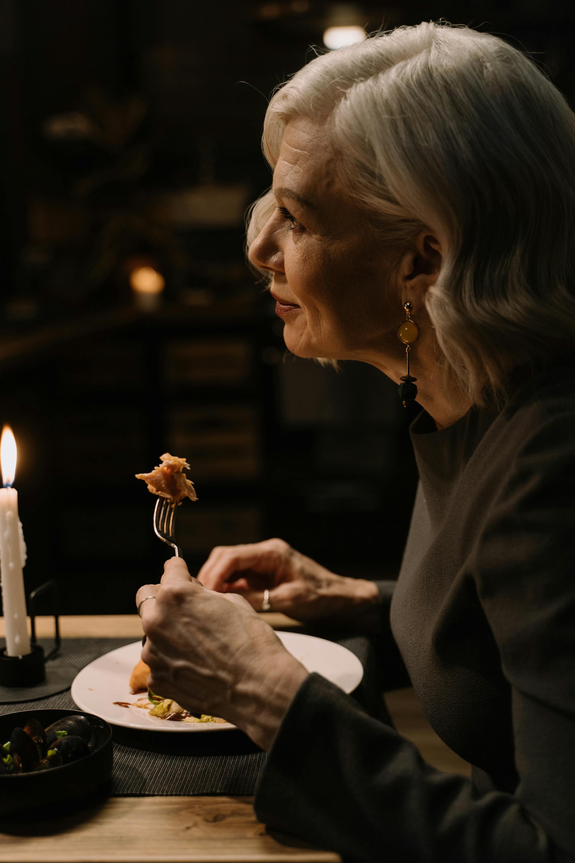 Une femme en train de dîner | Source : Pexels