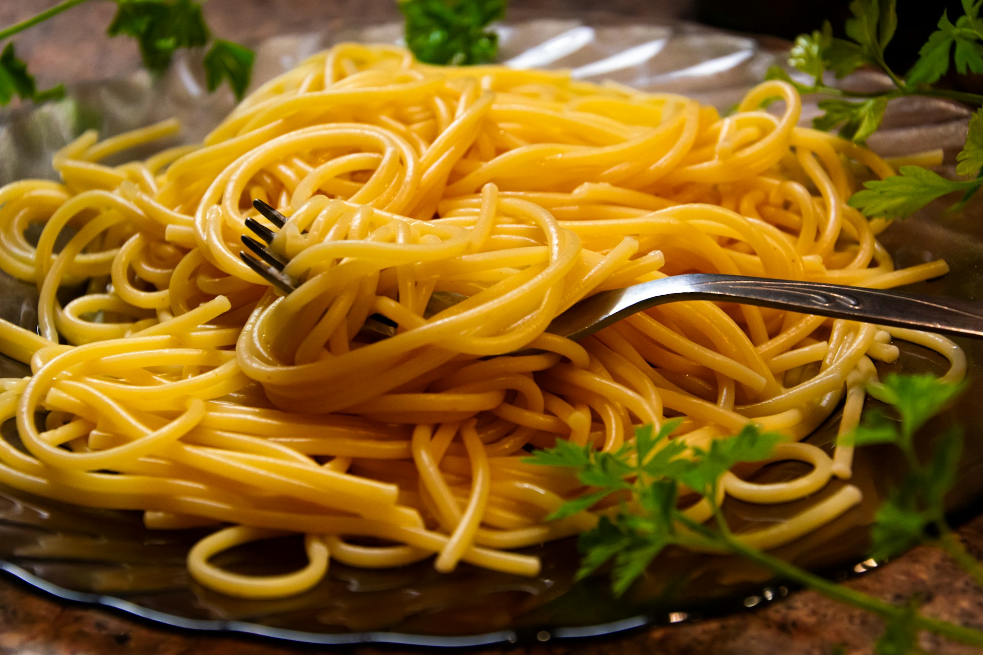 Des spaghettis nature dans une assiette | Source : Unsplash